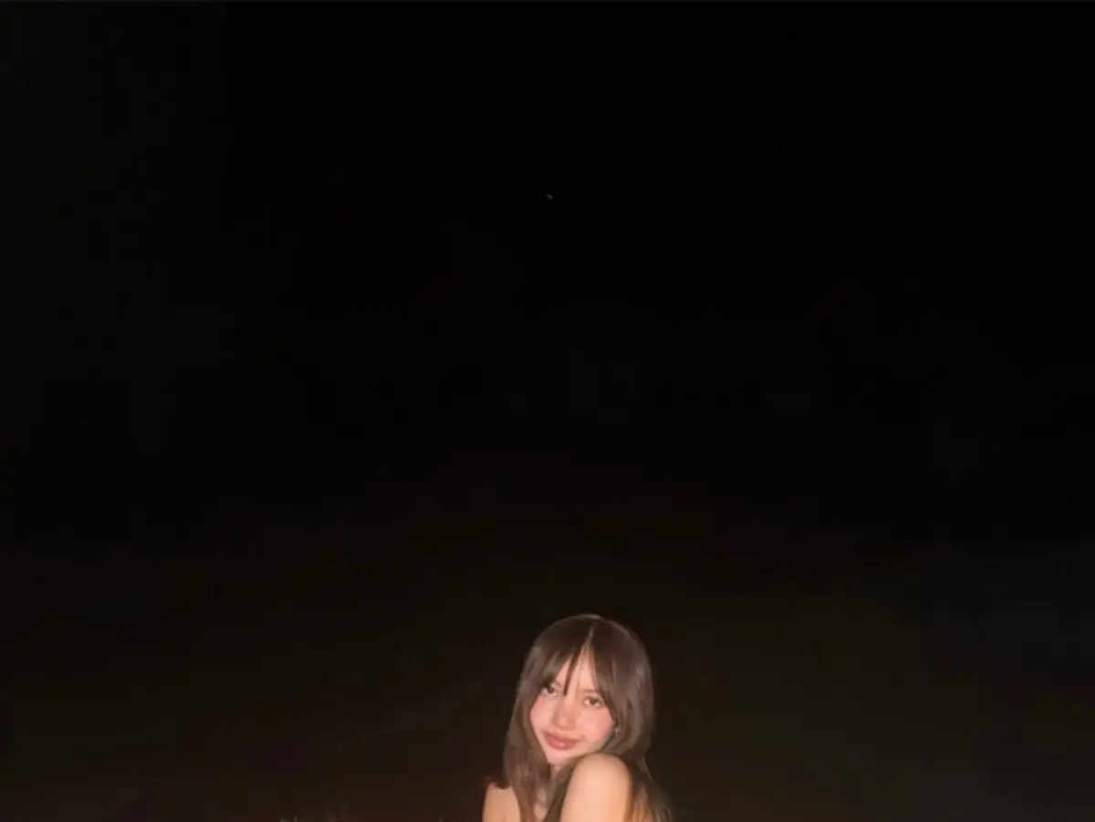 Lisa (BLACKPINK) ghi lại khoảnh khắc đời thường ở Utah: diện váy cam, bikini đều đẹp hoàn hảo