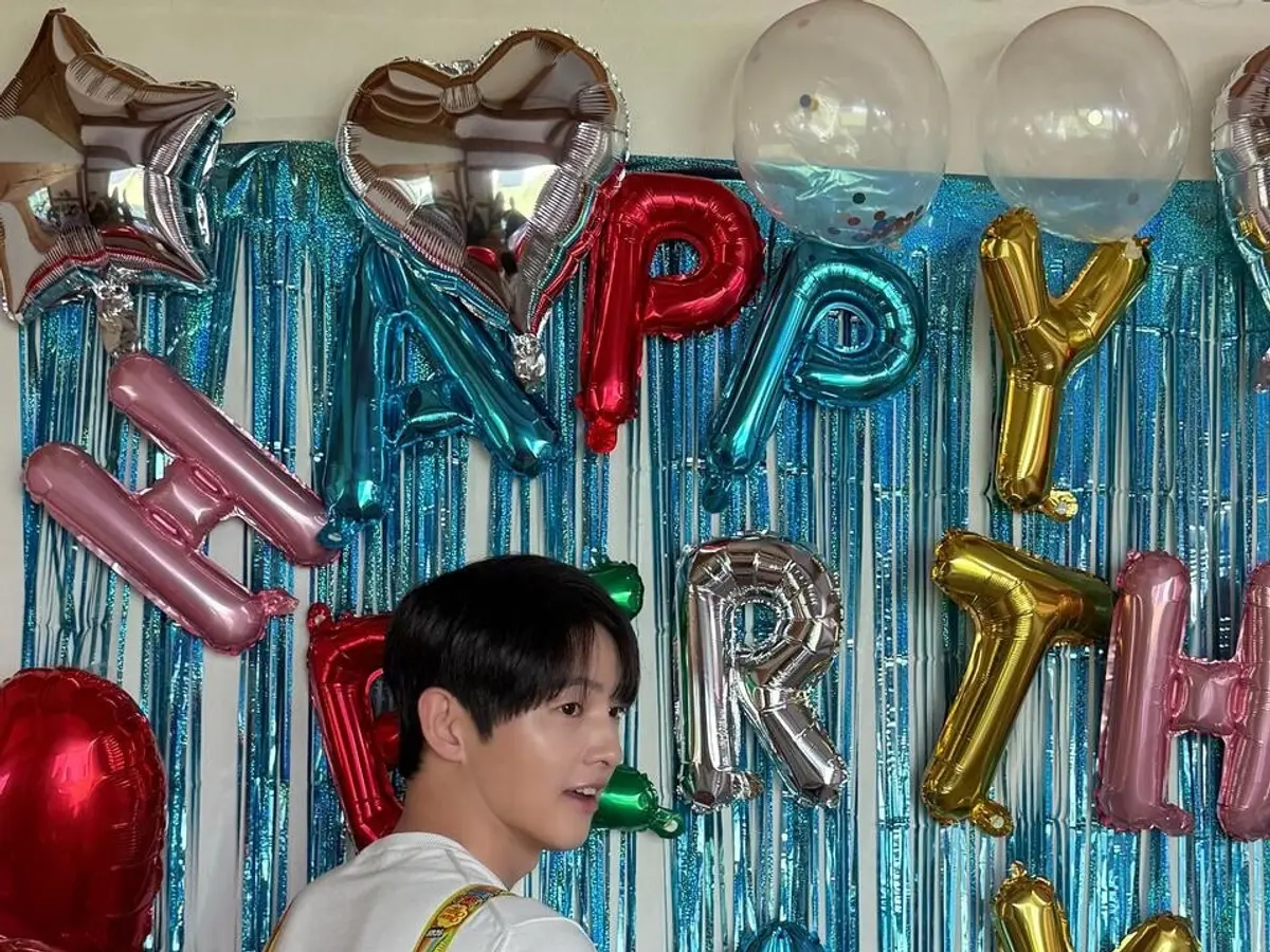 송중기, 만 41세 생일 근황 공개…'과자 가방' 멘 파티 현장과 케이티·자녀 재조명