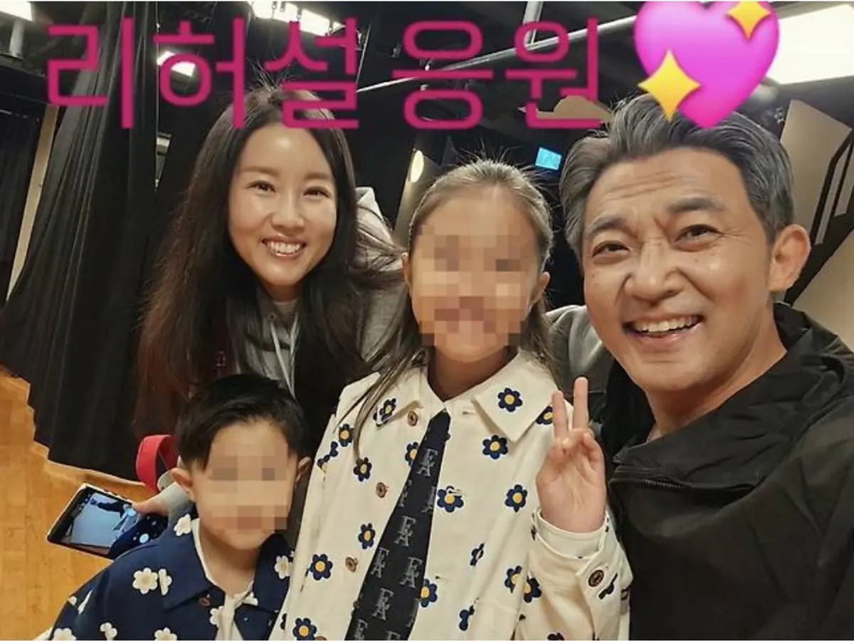 안재욱 노인 분장 근황… 아내 최현주·자녀와 리허설 현장 단란한 인증샷
