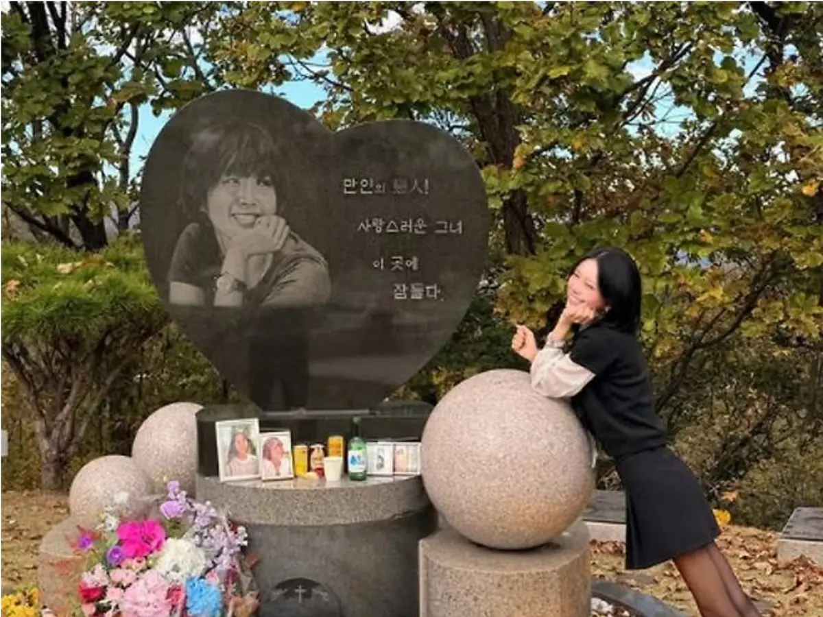 故 최진실 묘비 곁에 선 딸 최준희의 따스한 그리움 