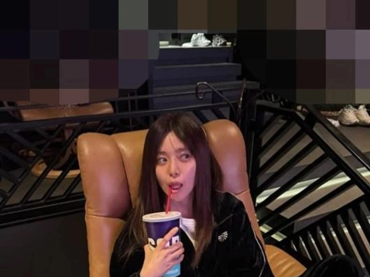 “穿着鞋子坐着…” 李英恩，电影院认证照引发‘不礼貌’争议