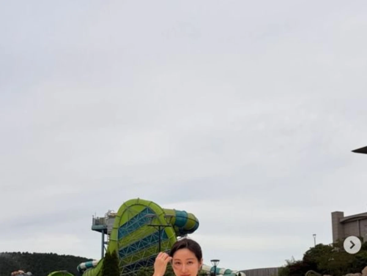 한그루, 핑크빛 수영복 자태 공개… 