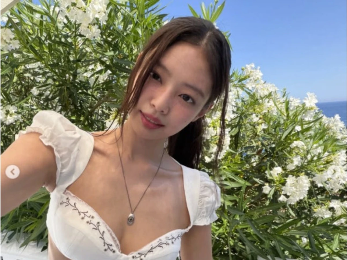 Jennie (Blackpink) khoe đôi chân không chút mỡ thừa với áo ren trắng… hé lộ sẽ xuất hiện tại “Summer Sonic 2026”