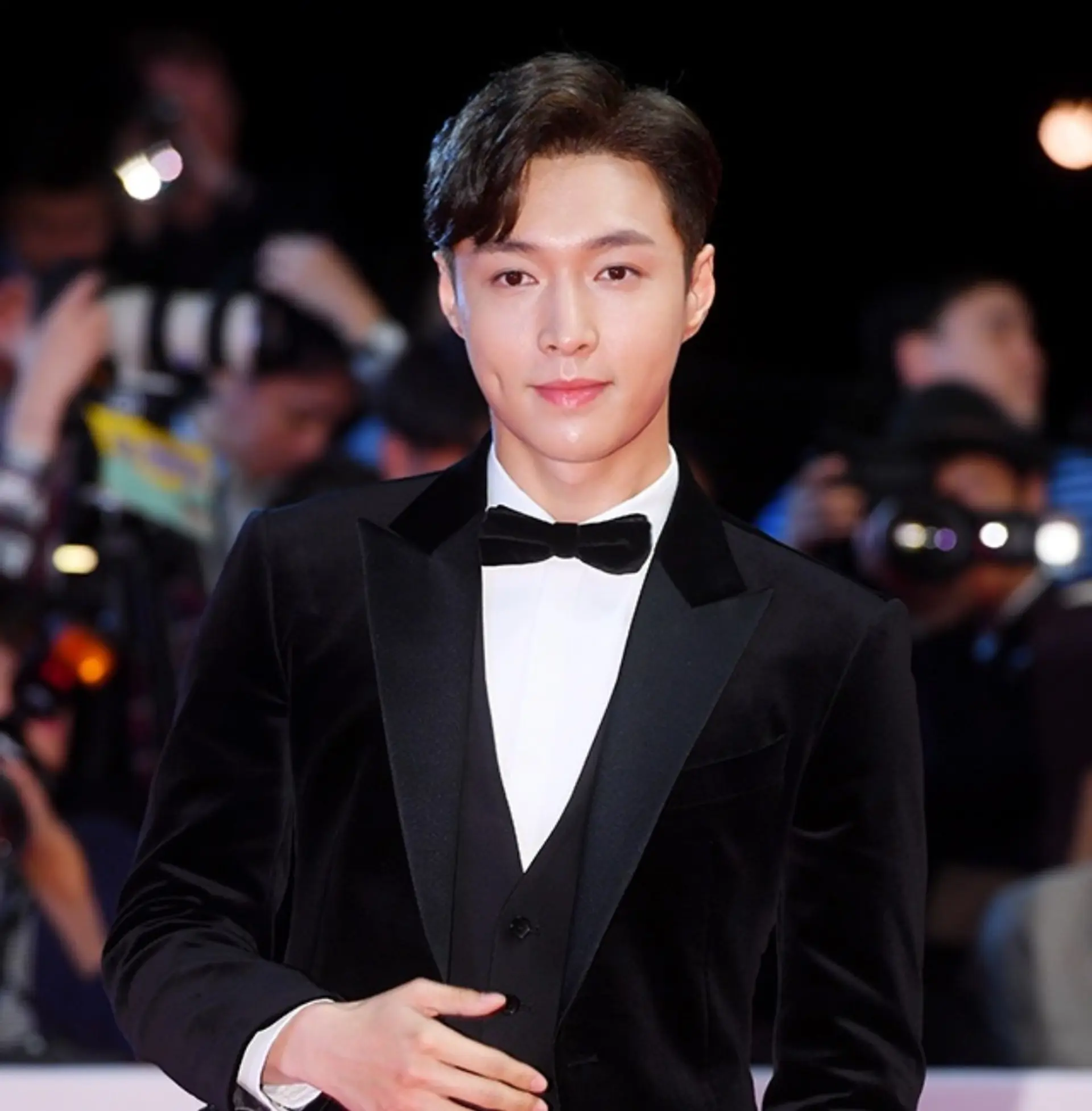 EXO's Lay Leaves for China Early on the Day of Fan Meeting... SM Explains 'Personal Reasons' Amidst Rumors of Intervention by Chinese Authorities