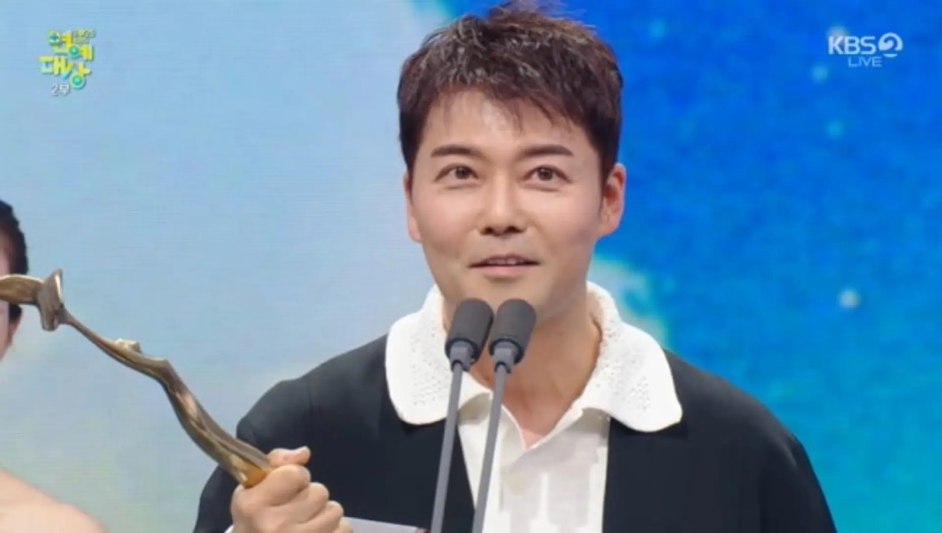 전현무, 데뷔 20년 만에 KBS 연예대상 첫 대상 수상...부친 투병 고백에 뭉클
