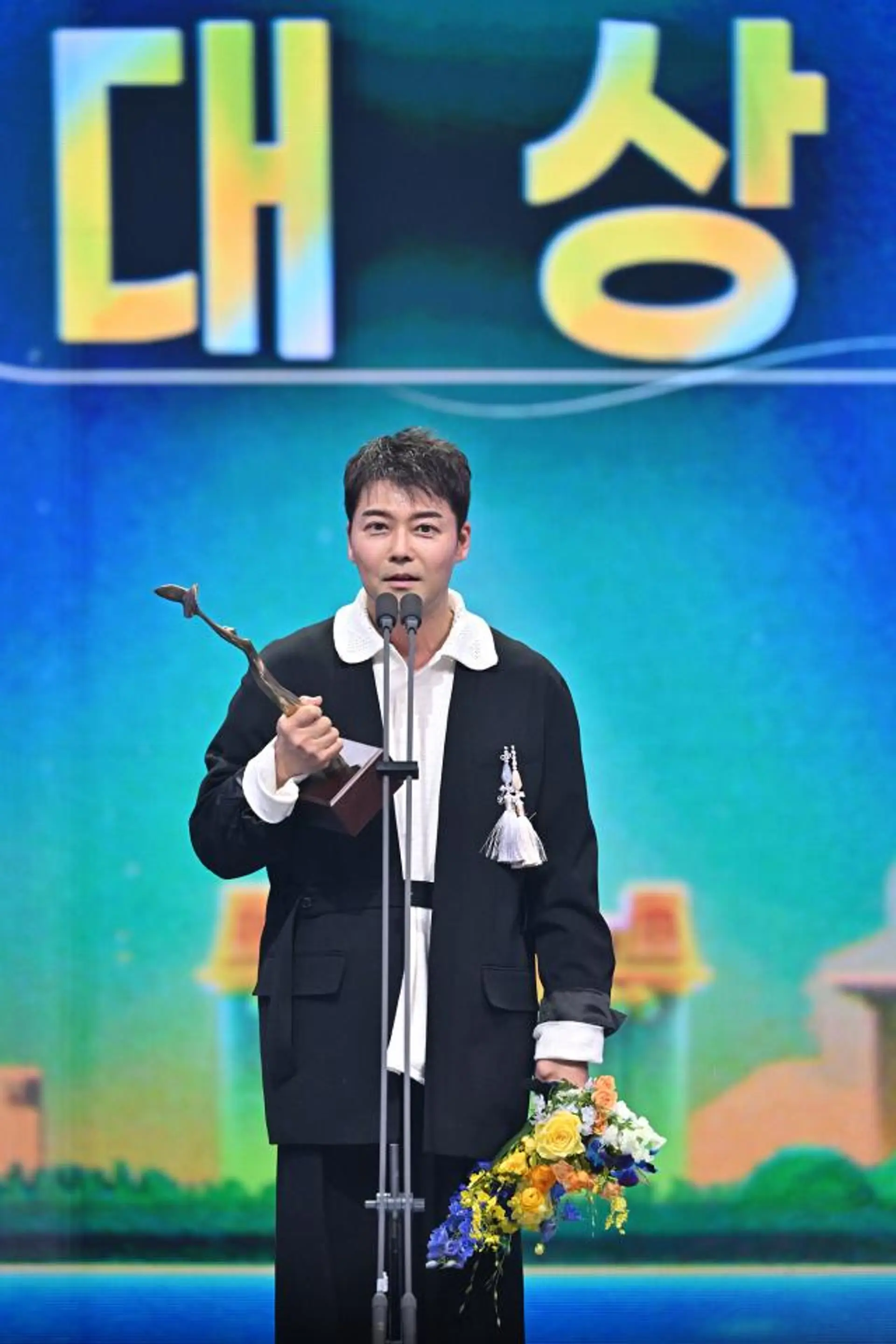 전현무, 데뷔 20년 만에 KBS 연예대상 첫 대상 쾌거 고향에서 이룬 감동의 결실