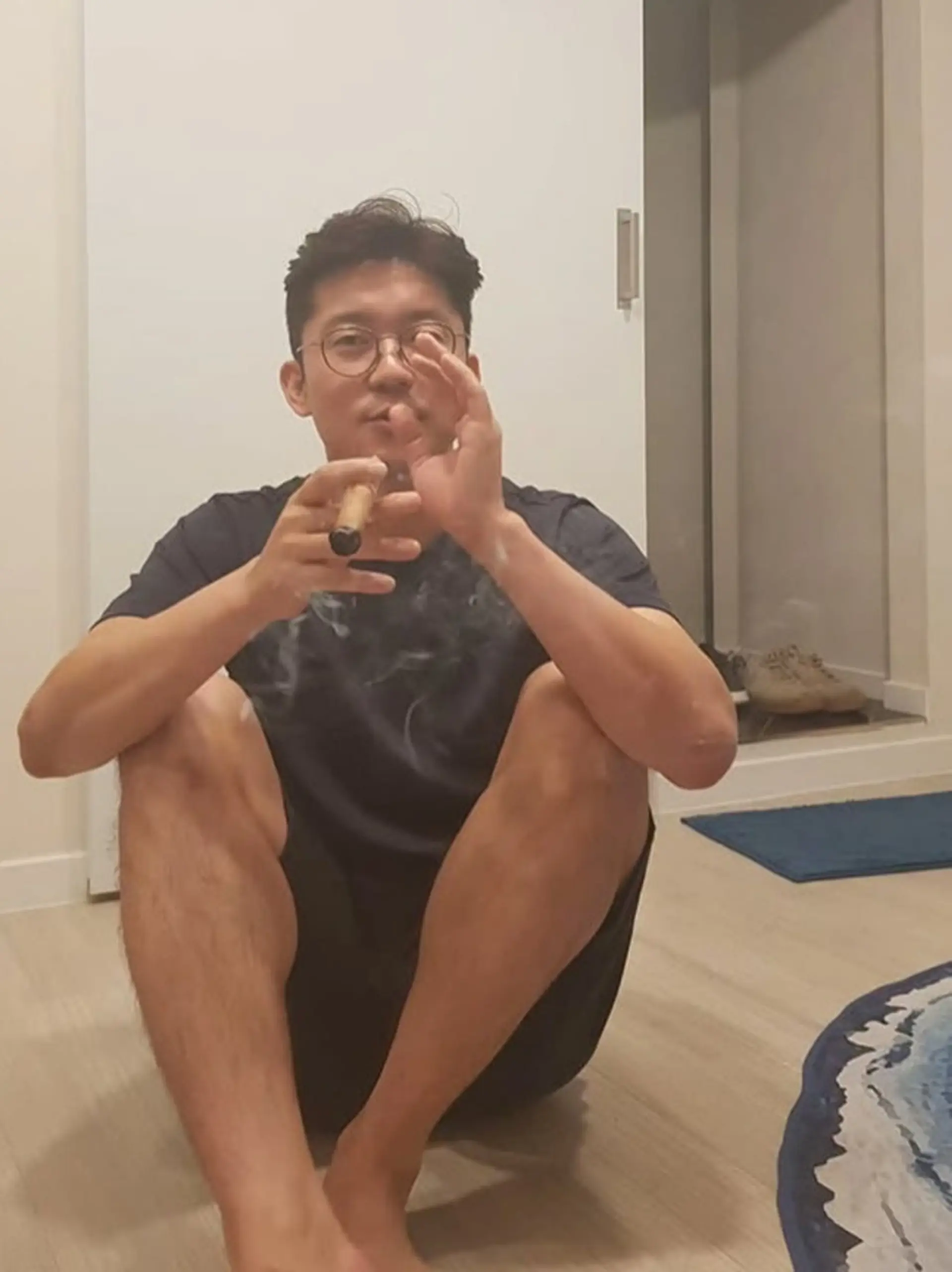 김대호, 실내 시가 흡연 인증샷 파장...단독주택이어도 반려묘 건강 걱정 엇갈린 반응
