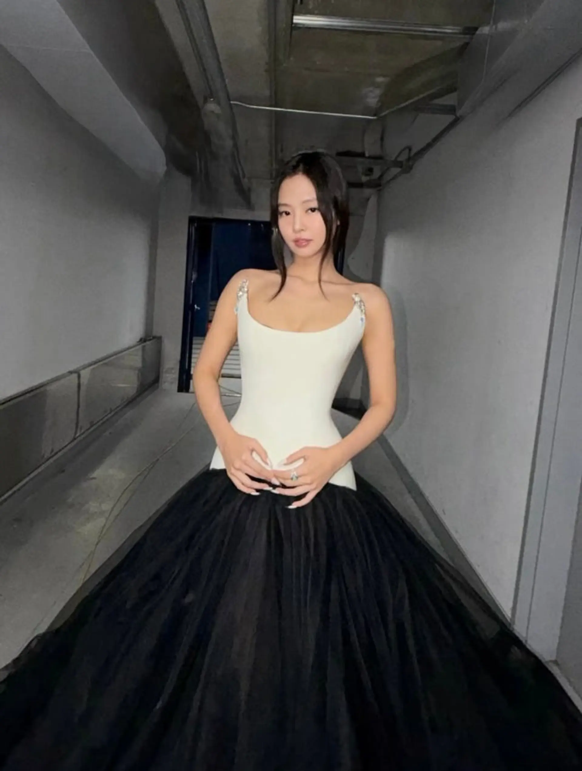 BLACKPINK's Jennie Reveals Behind-the-Scenes Cuts from 2025 MMA... Overwhelming Dress Appearance Surpasses 10 Million Views