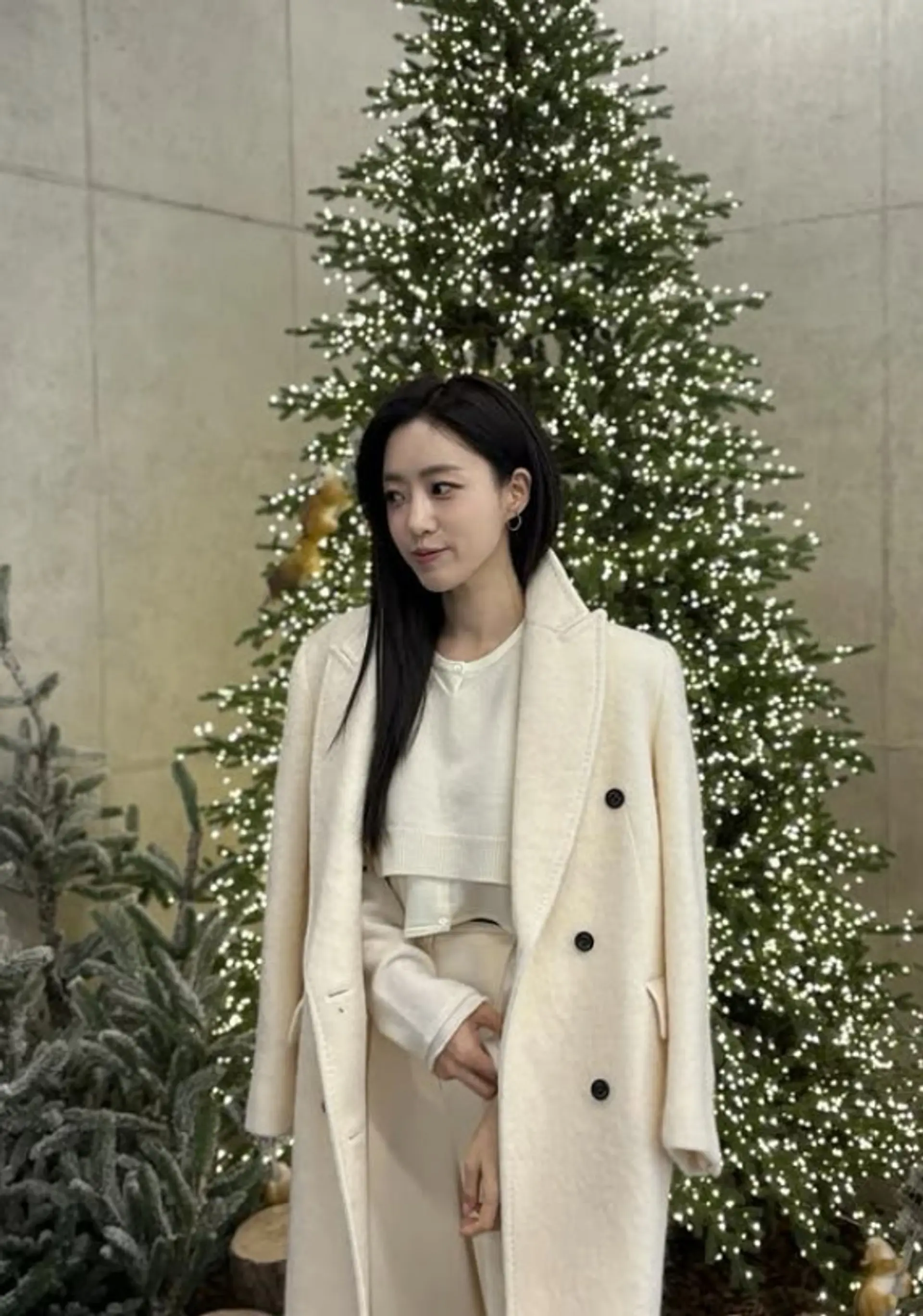 함은정, 결혼 후 첫 크리스마스 근황 공개...우아해진 미모와 차기작 소식까지