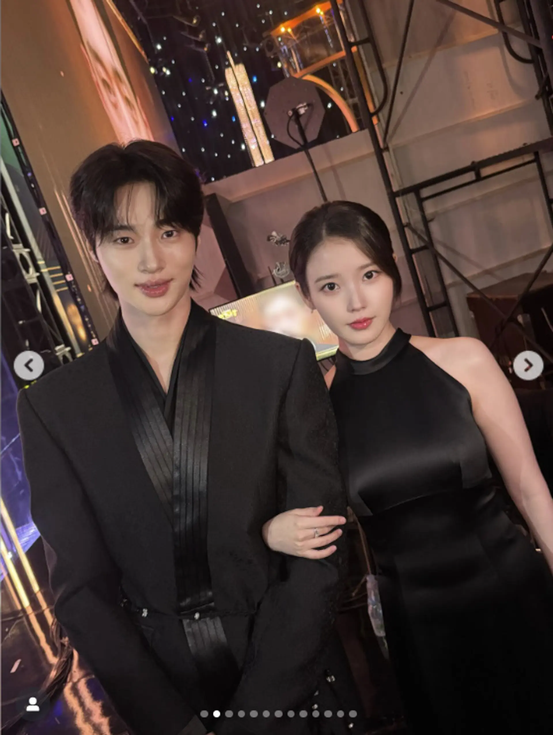 아이유·변우석, 시크한 블랙 커플룩 공개… 새 드라마 ‘21세기 대군부인’ 기대감 고조