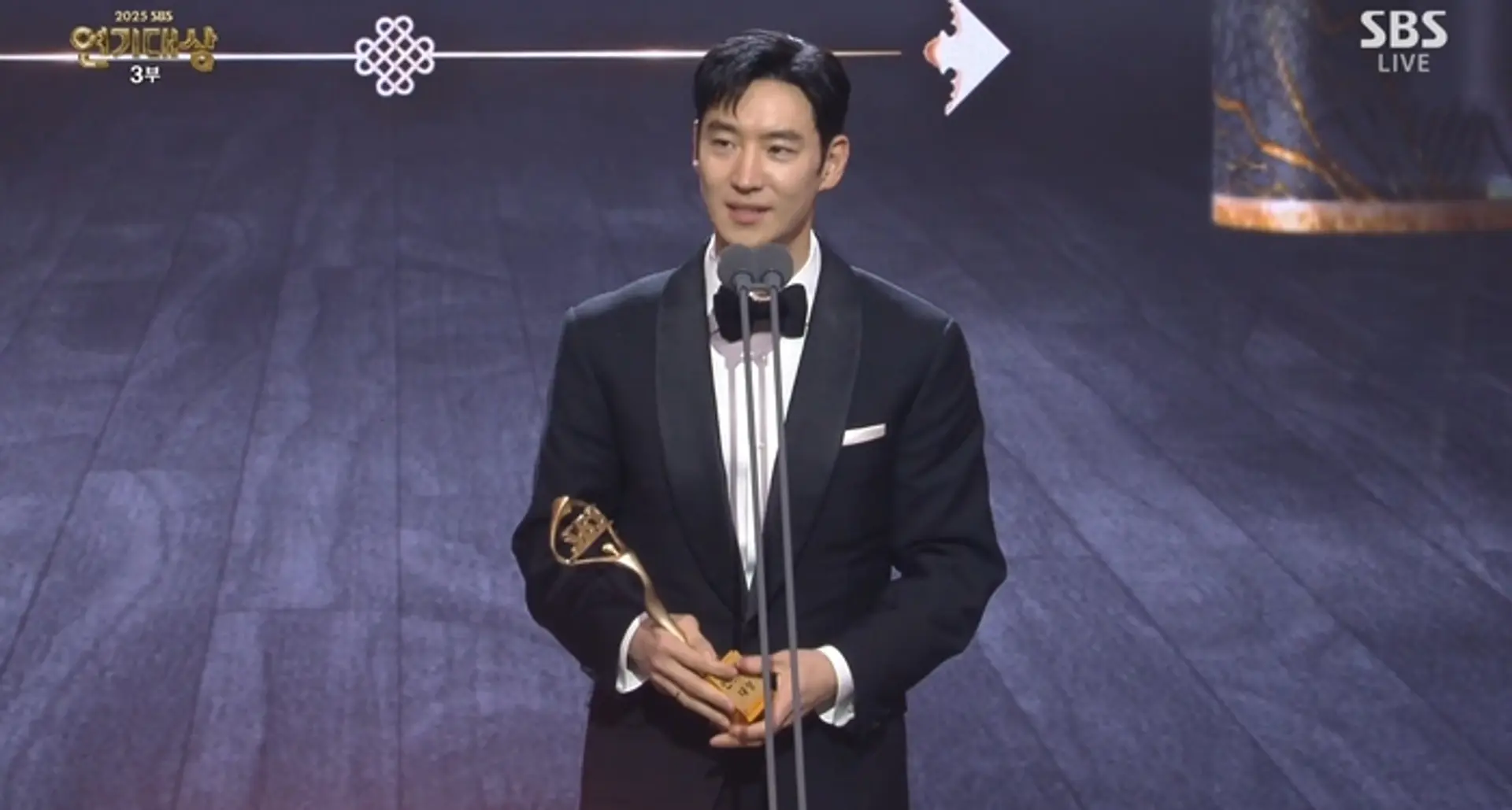 Lee Je-hoon Receives the Honor of the 2025 SBS Acting Awards with 'Taxi Driver 3'... "Acting Gets Harder, But I Endured"