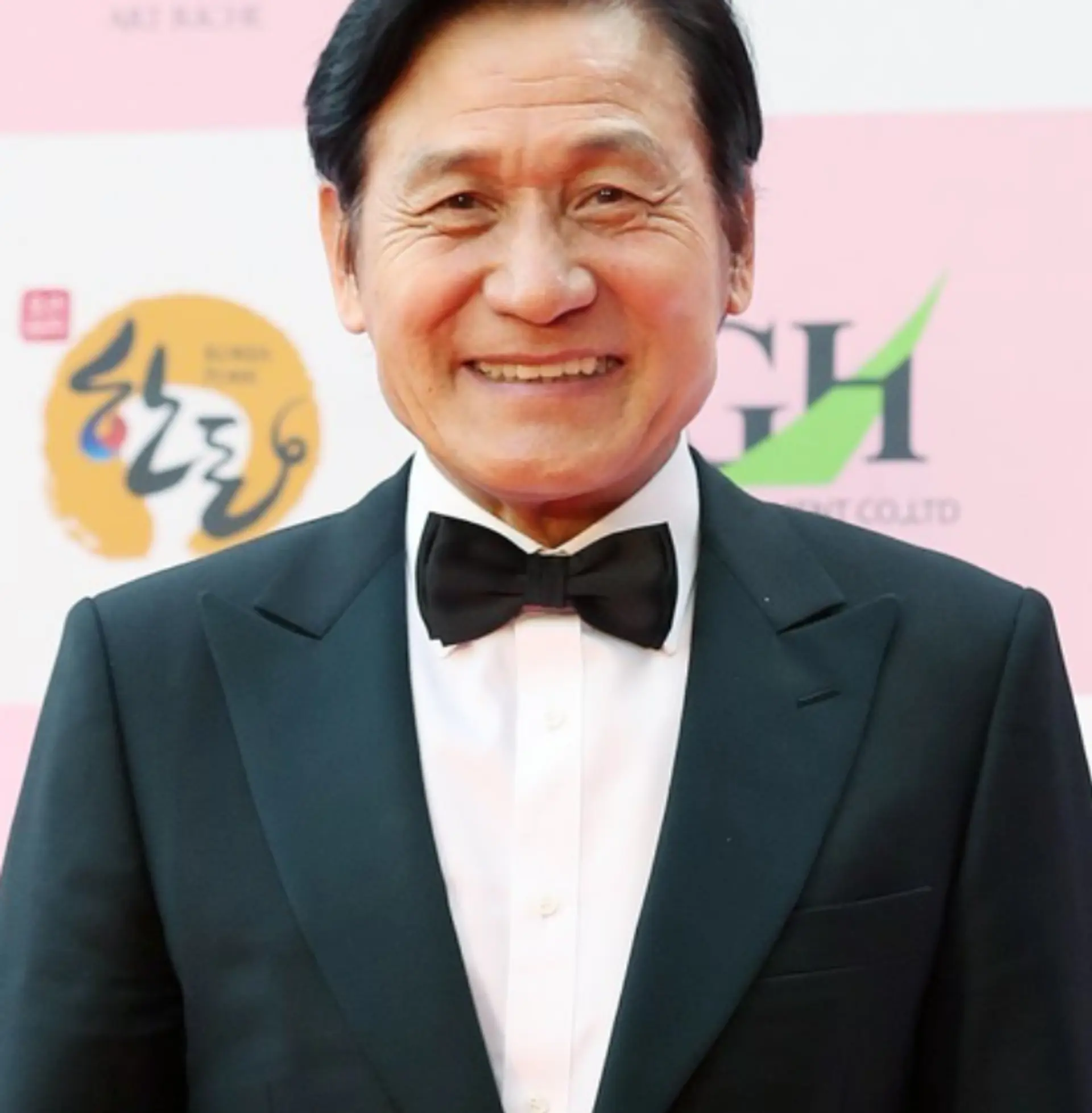 The Giant of Korean Cinema, 'National Actor' Ahn Sung-ki Passes Away at 74