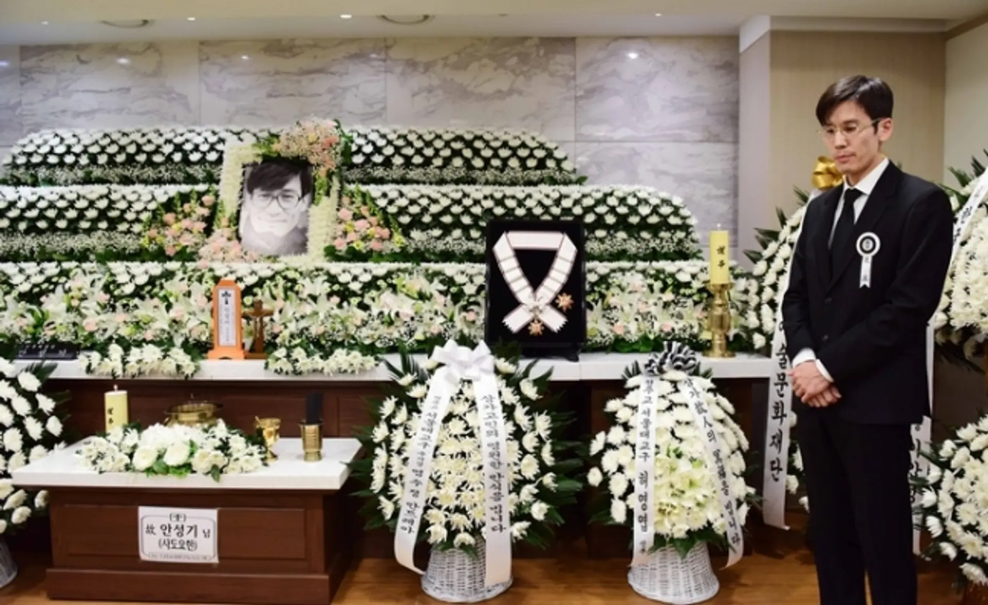 The Late Ahn Seong-ki's Eldest Son Ahn Da-bin Expresses His Feelings on His Father's Passing... "Sincerely Thankful for the Warm Comfort"