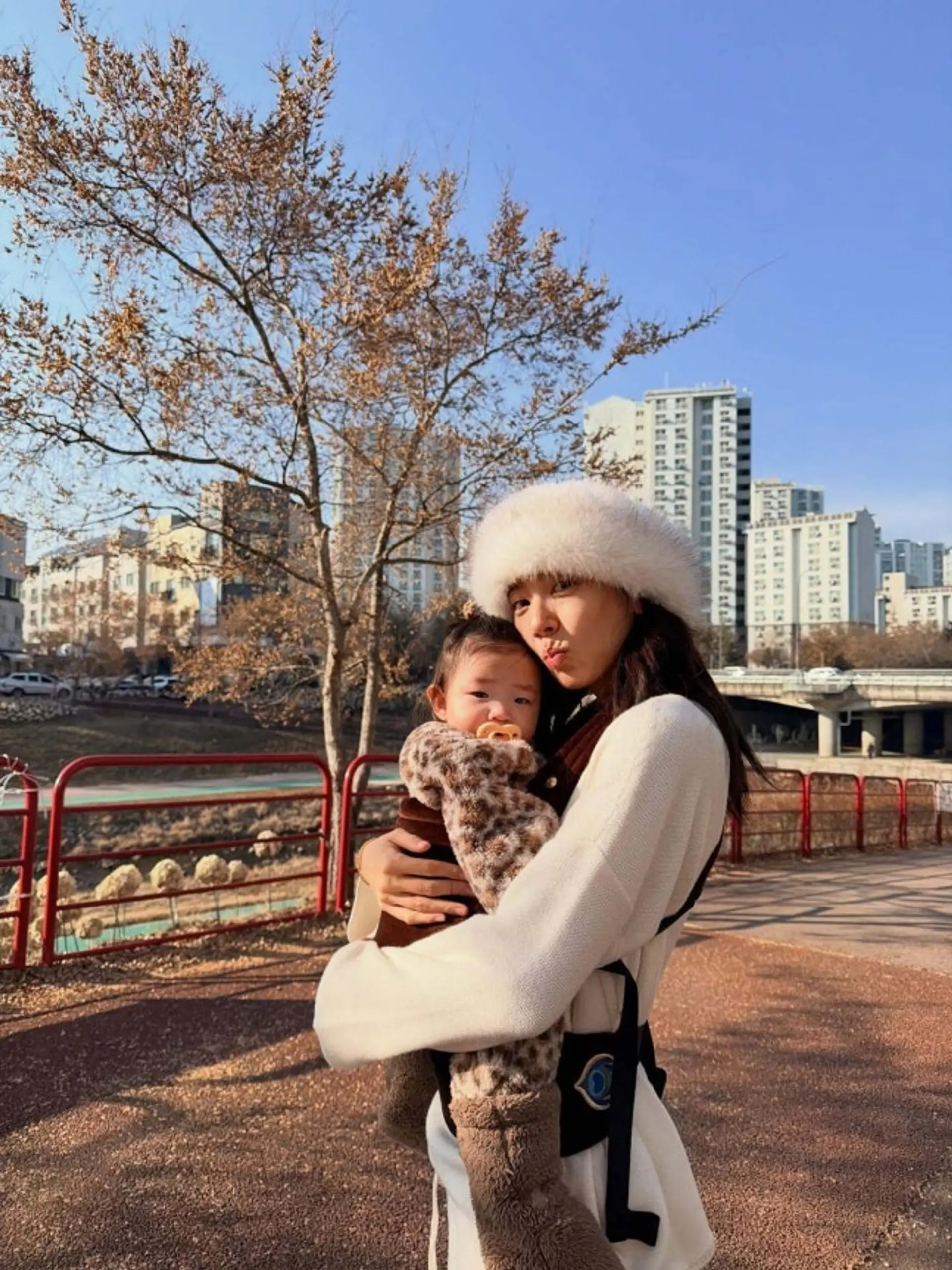 Son Dam-bi Shares Happy Walk with Daughter... The Lovely Smile Resembling Her Mother Becomes a Hot Topic