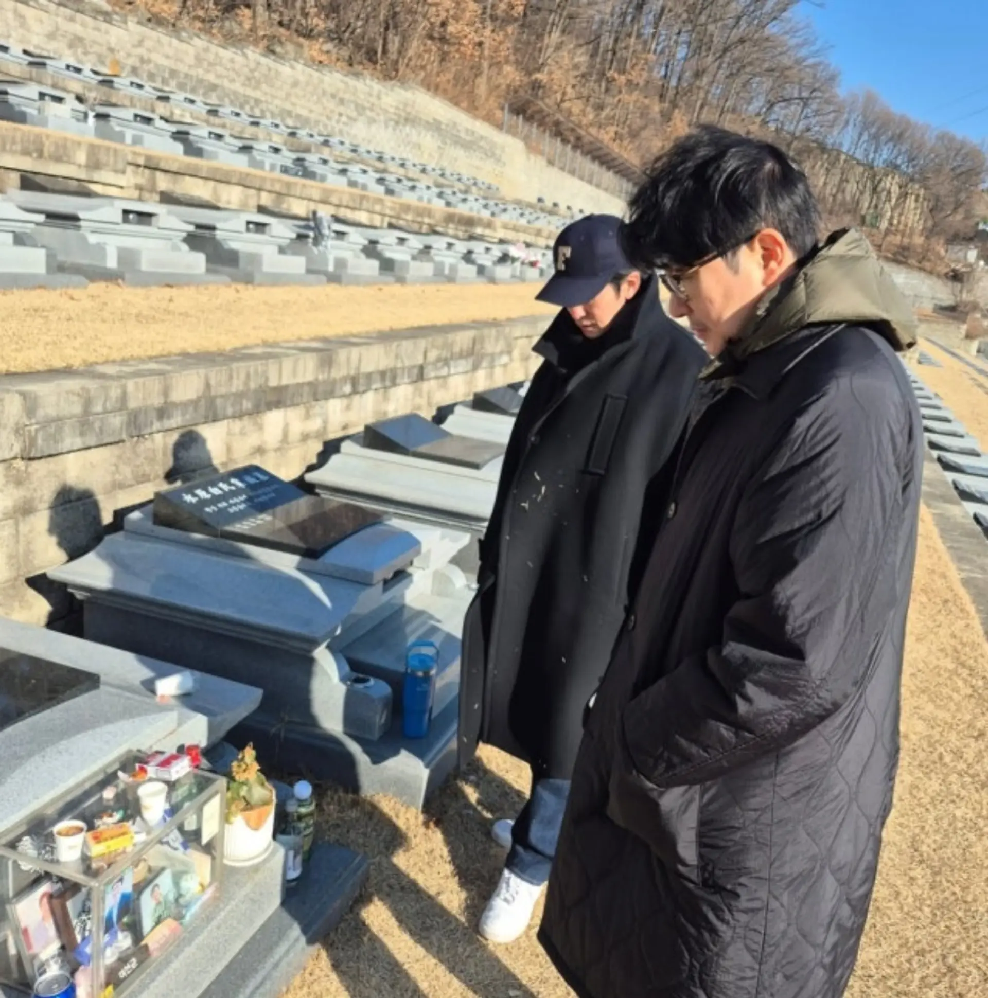 Yoon Hee-seok, Standing in Front of the Late Lee Seon-kyun's Grave, Expresses Longing... "It's Already Been 2 Years, Still Hurts"