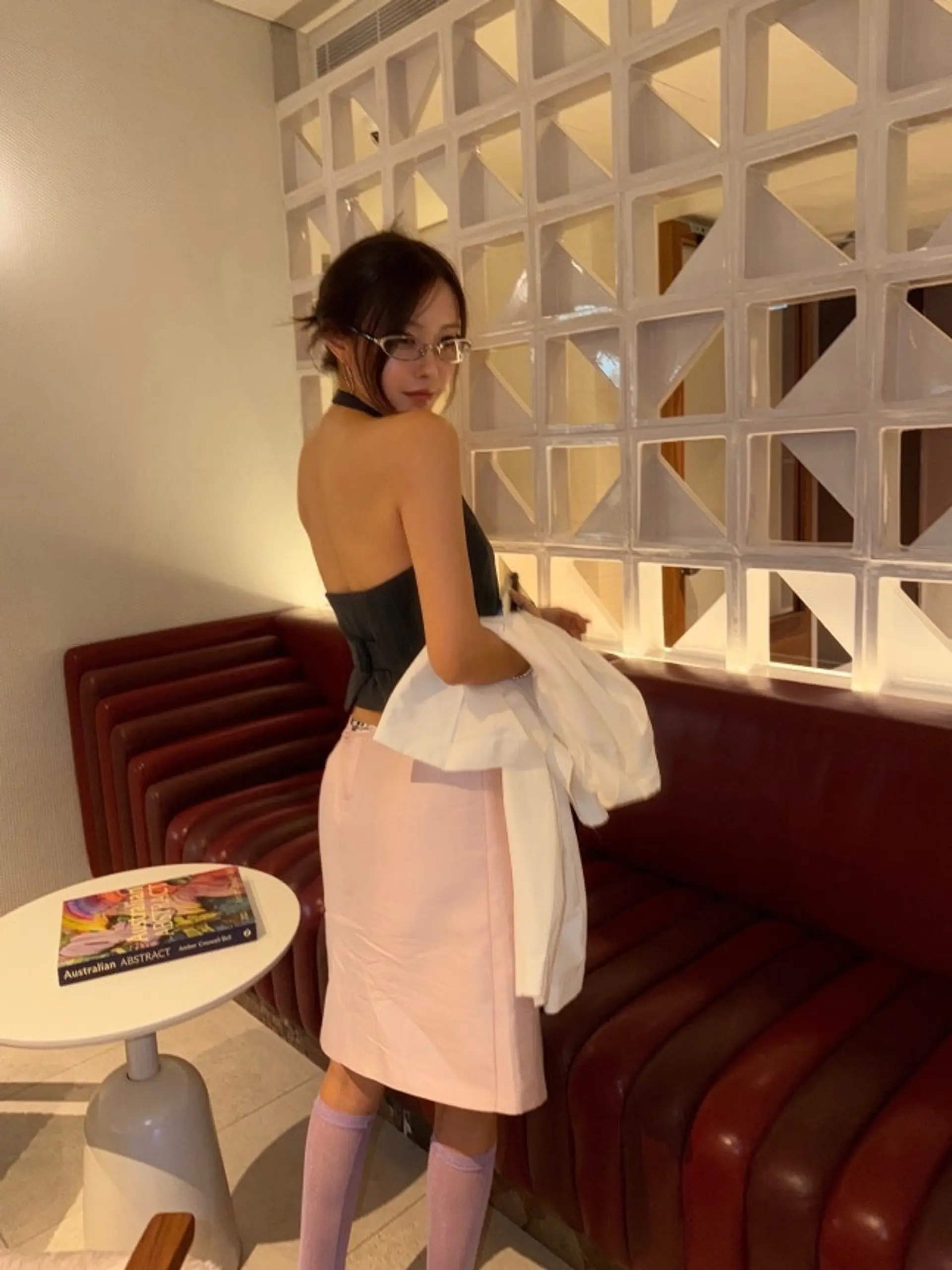 T-ara's Hyomin Reveals Bold Backless Fashion During Sydney Trip... Attention-Grabbing Square Shoulders