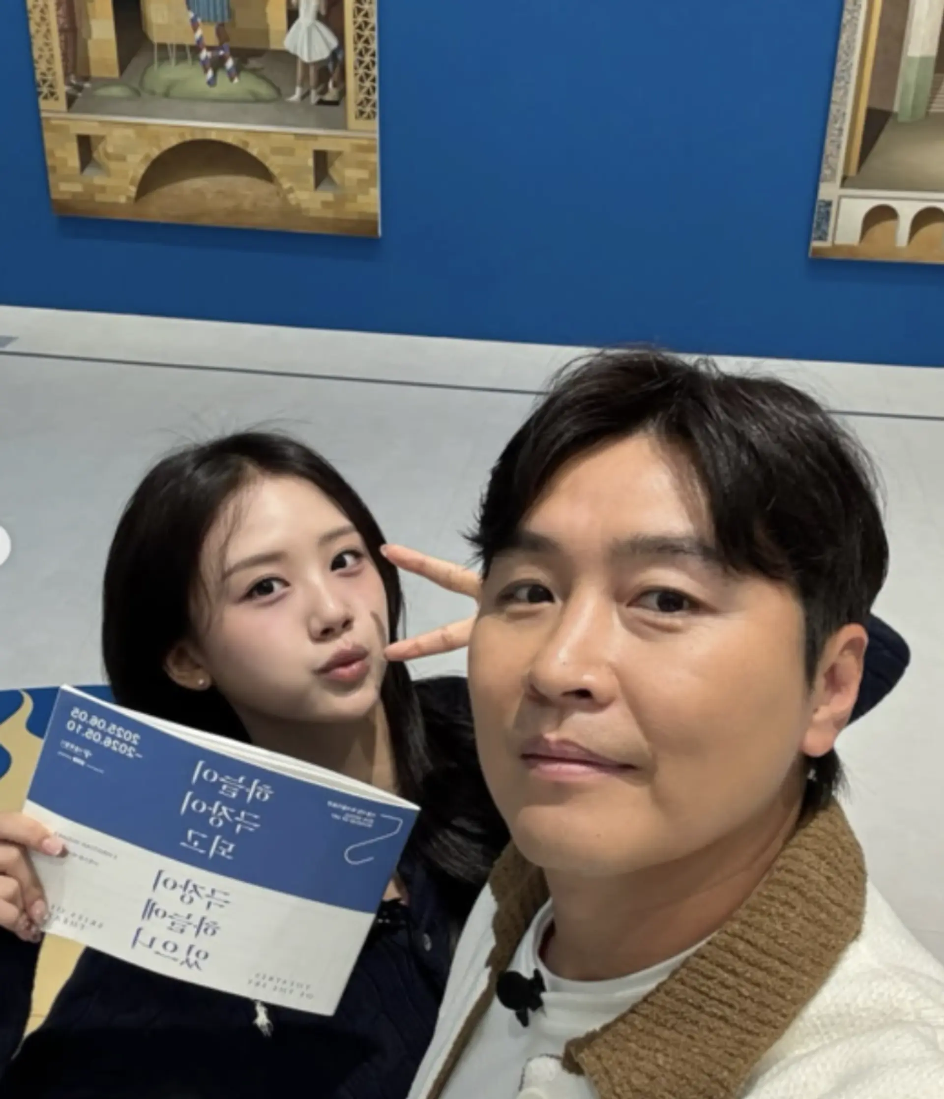 Lee Jae-si, Daughter of Lee Dong-guk, Attracts Attention with Mature Beauty... Recent Outing with Dad Lee Dong-guk at Art Exhibition