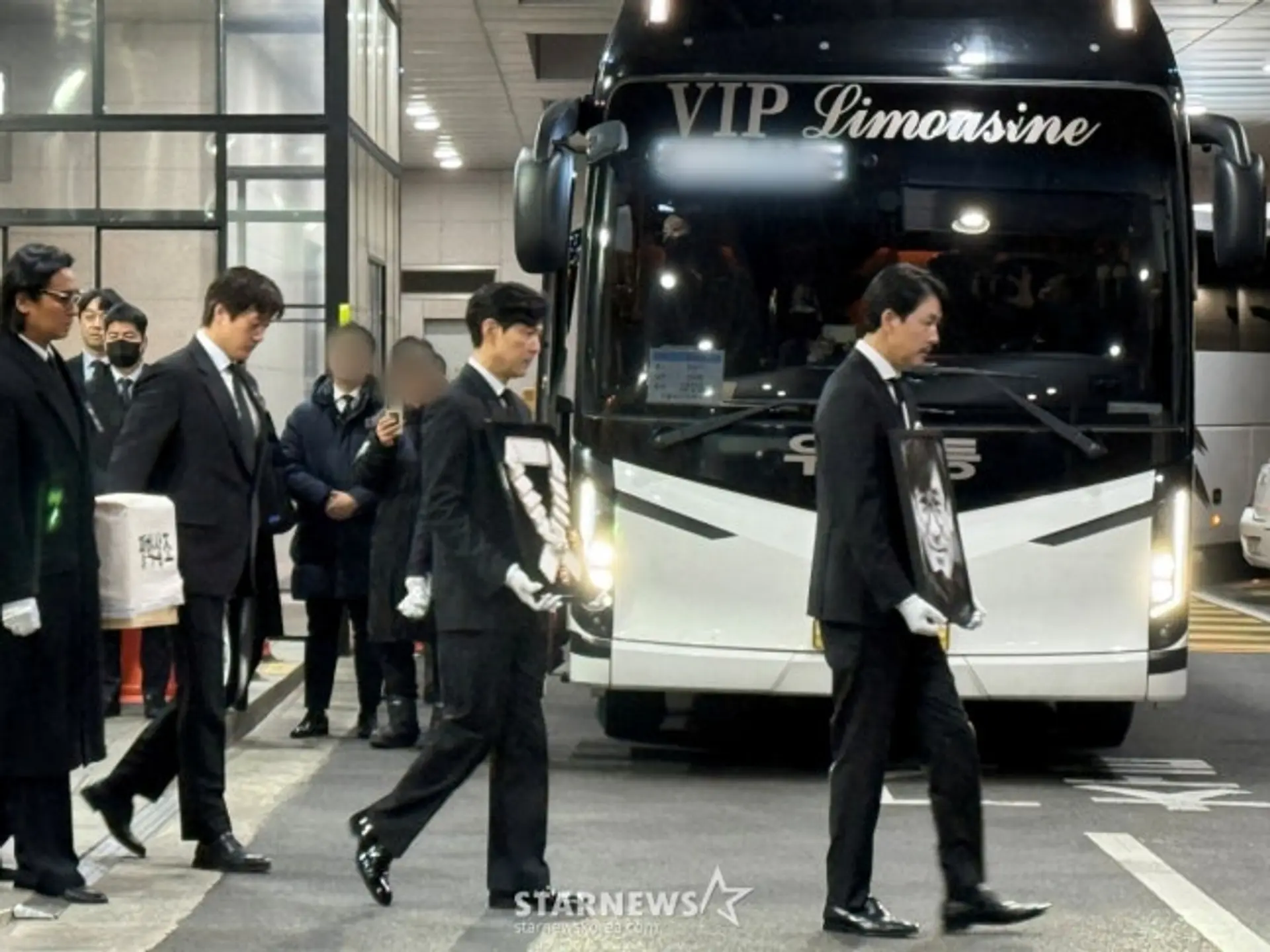 National Actor Ahn Sung-ki Passes Away, Final Farewell Held with Tears from Junior Filmmakers Including Jung Woo-sung and Lee Jung-jae