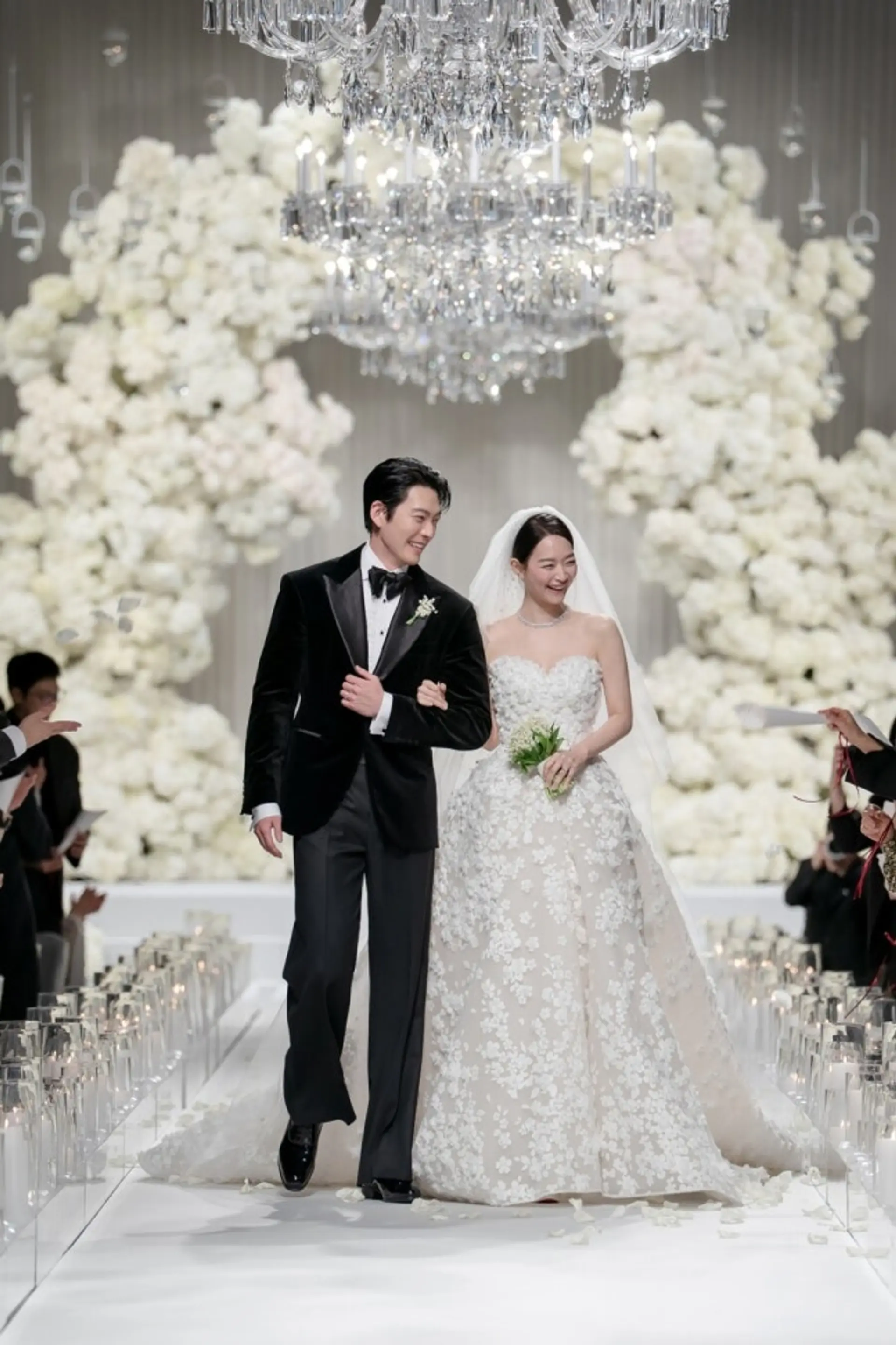 Shin Min-a♥Kim Woo-bin, Wedding Behind-the-Scenes Revealed: The Pure Bride Who Cried Throughout the Ceremony