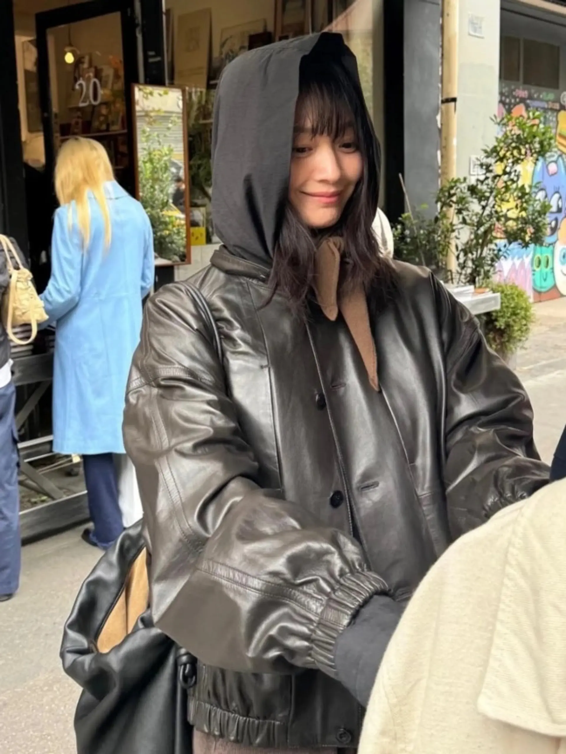 Kim Woo-bin and Shin Min-a Spotted on Honeymoon in Spain... Enjoying Shopping in Similar Looks