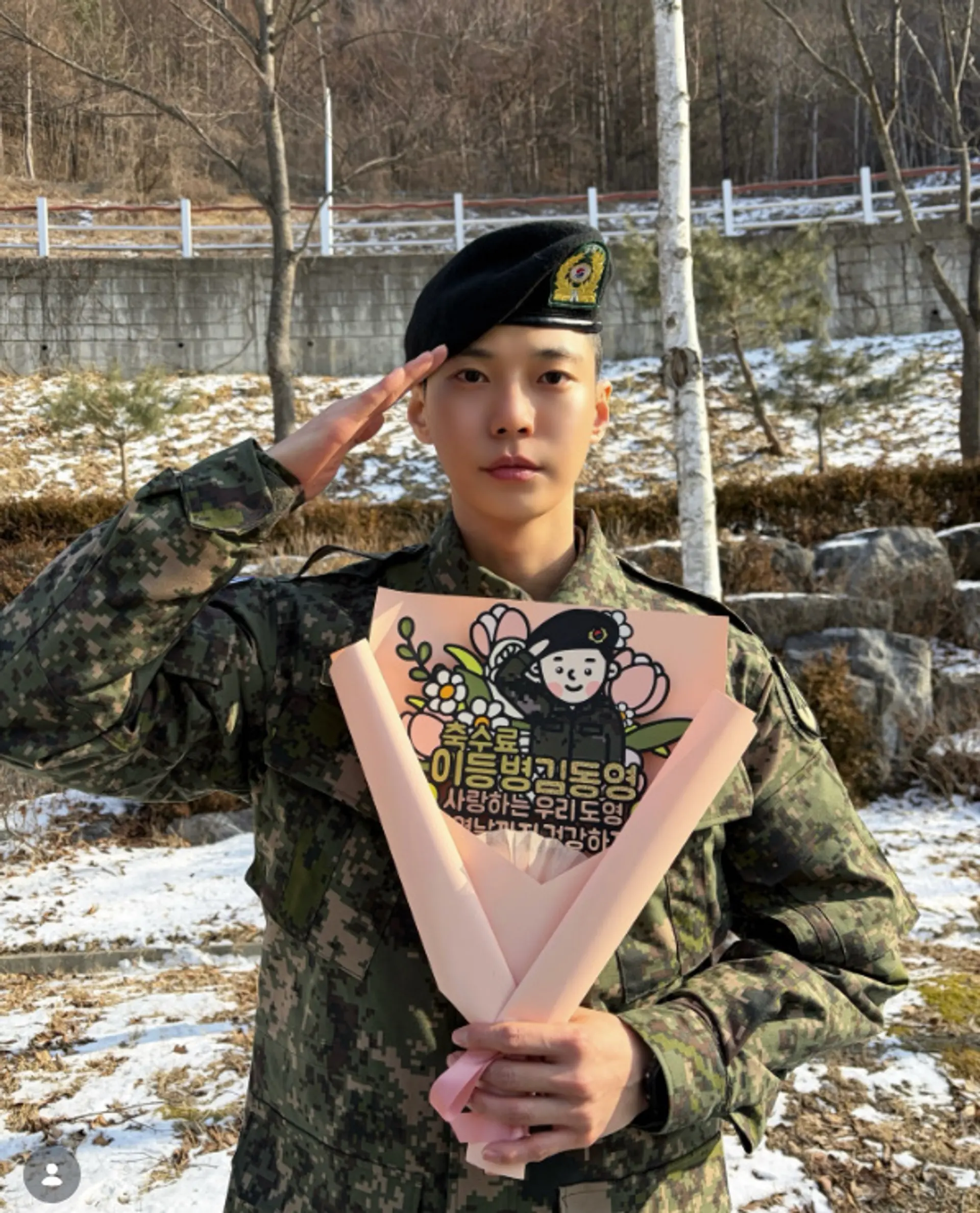 NCT 도영, 기초군사훈련 수료… 군복 입고 늠름한 거수경례 "수료했습니다"