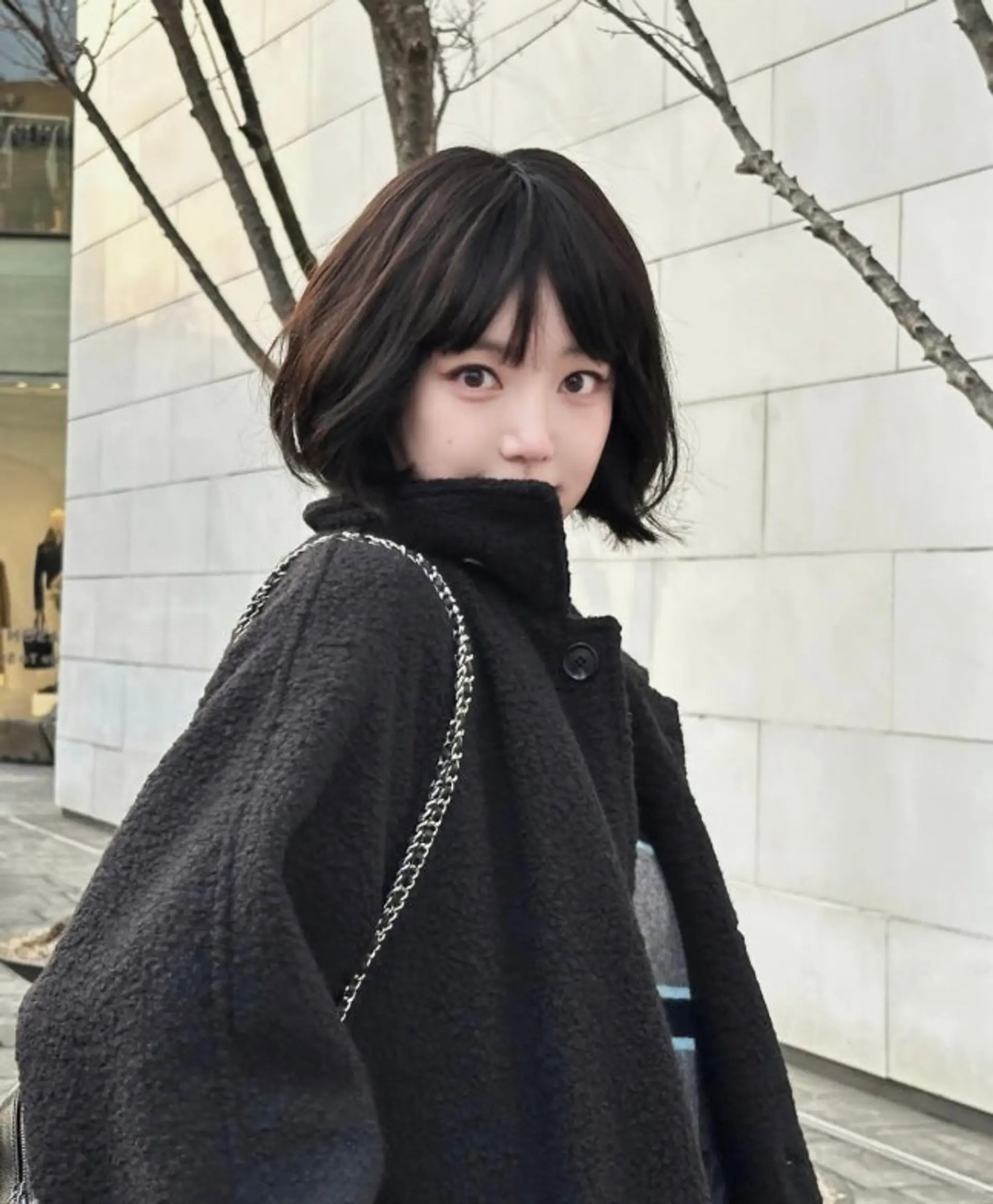 이유비, 파격적인 단발 변신 공개… "겨울 감성 가득한 인형 비주얼"