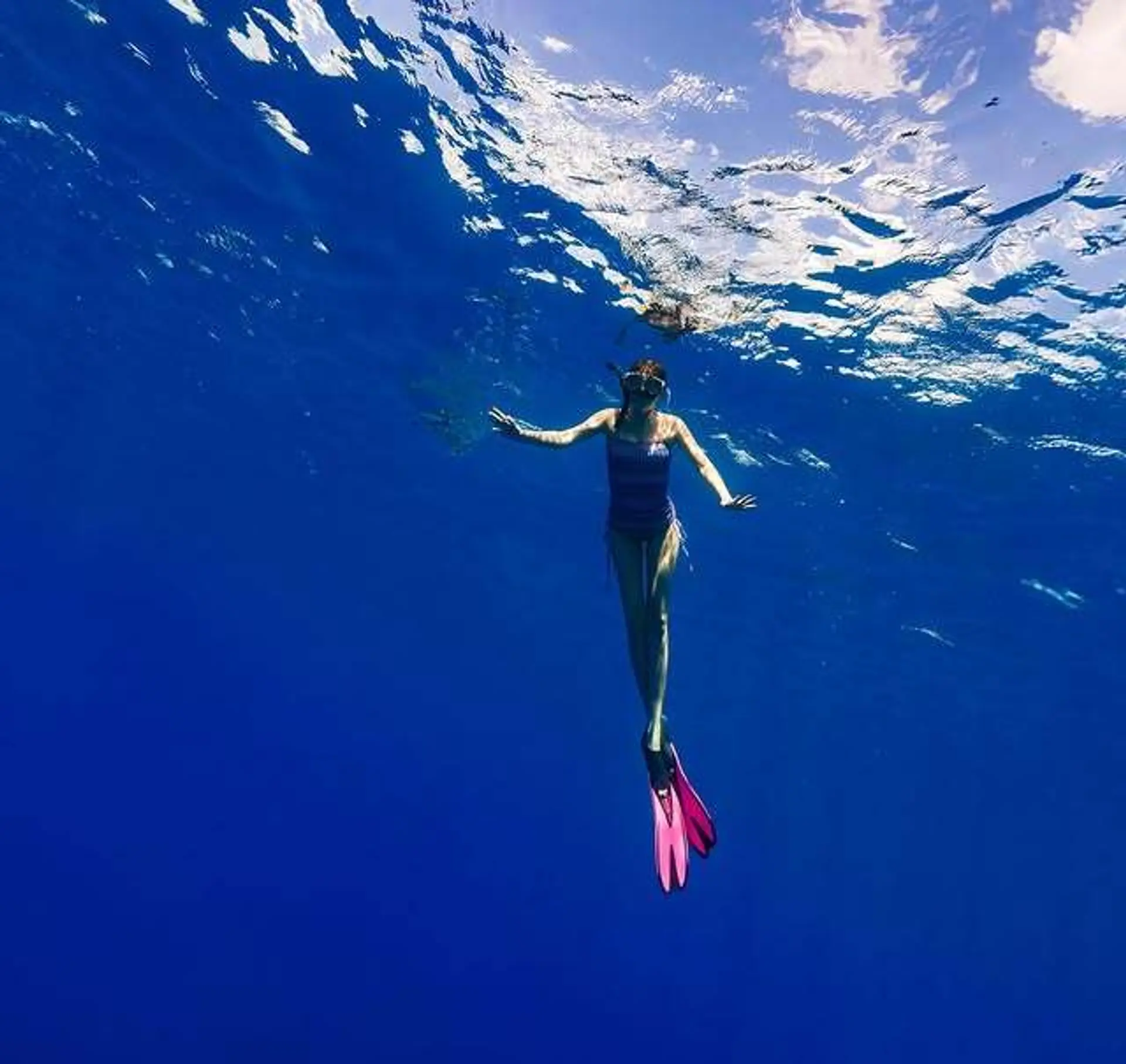 "7세 연하와 결혼" 신지, 바닷속 인어 같은 수영복 자태 '감탄'