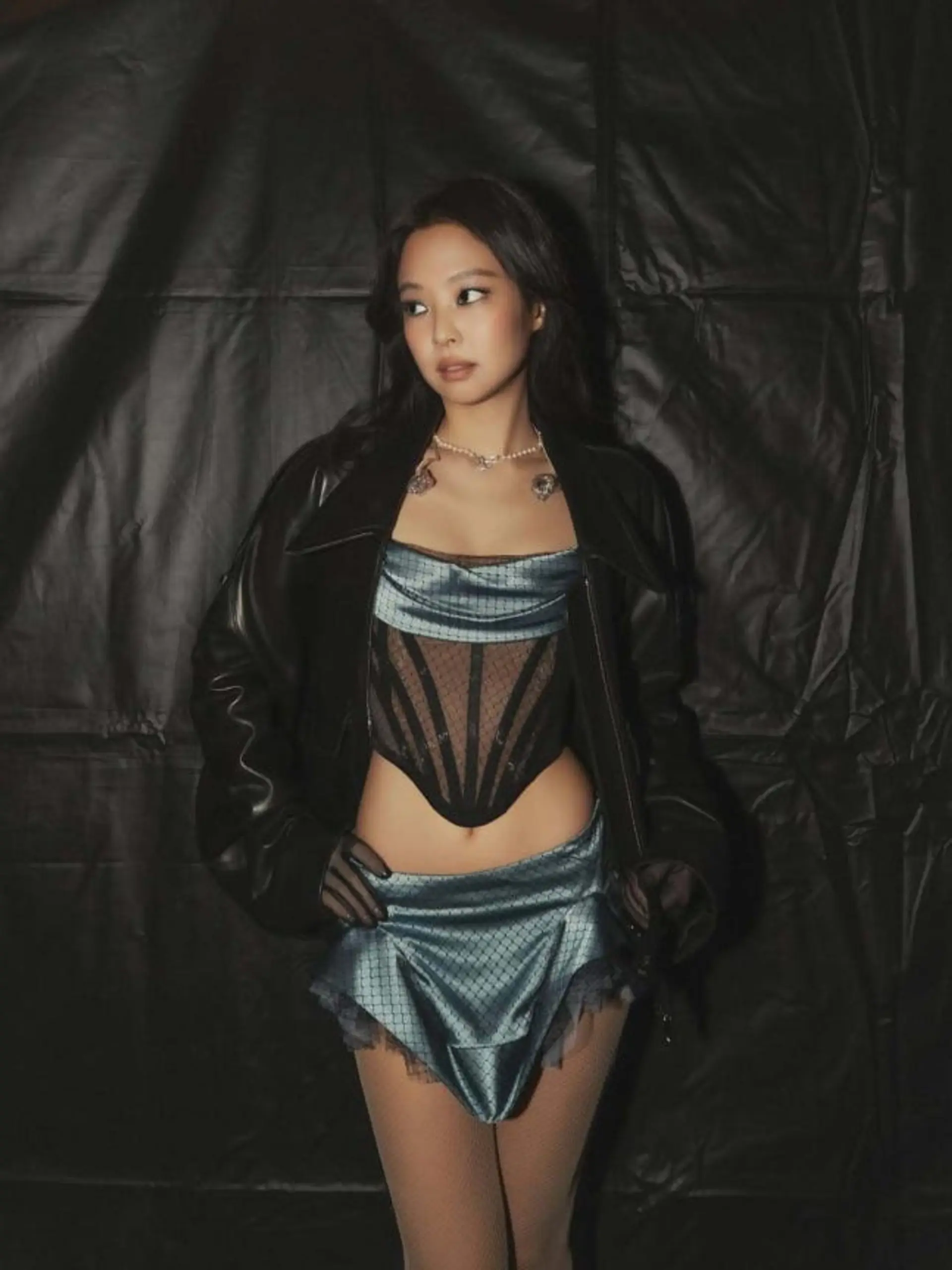 "파격 시스루" 제니, 도쿄돔 달군 자태… "꿈만 같은 생일"