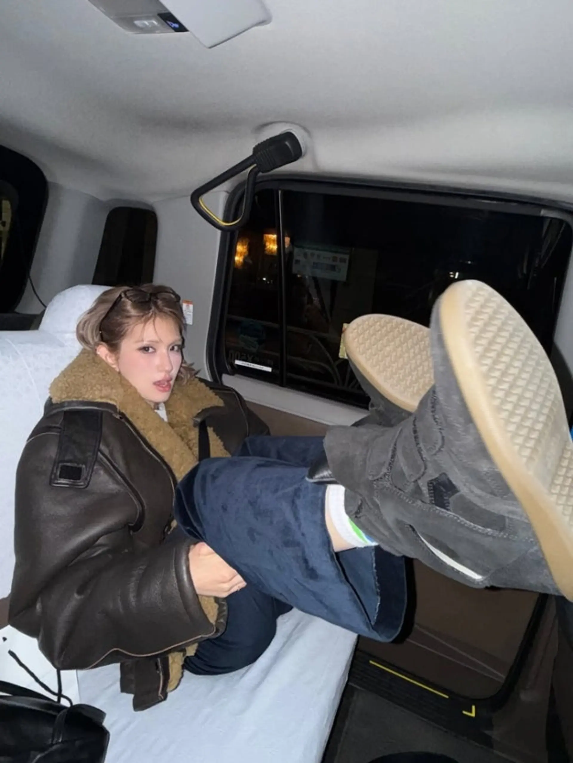 전소미, 日 택시서 신발 신고 '발 턱'… "비매너" vs "과하다"