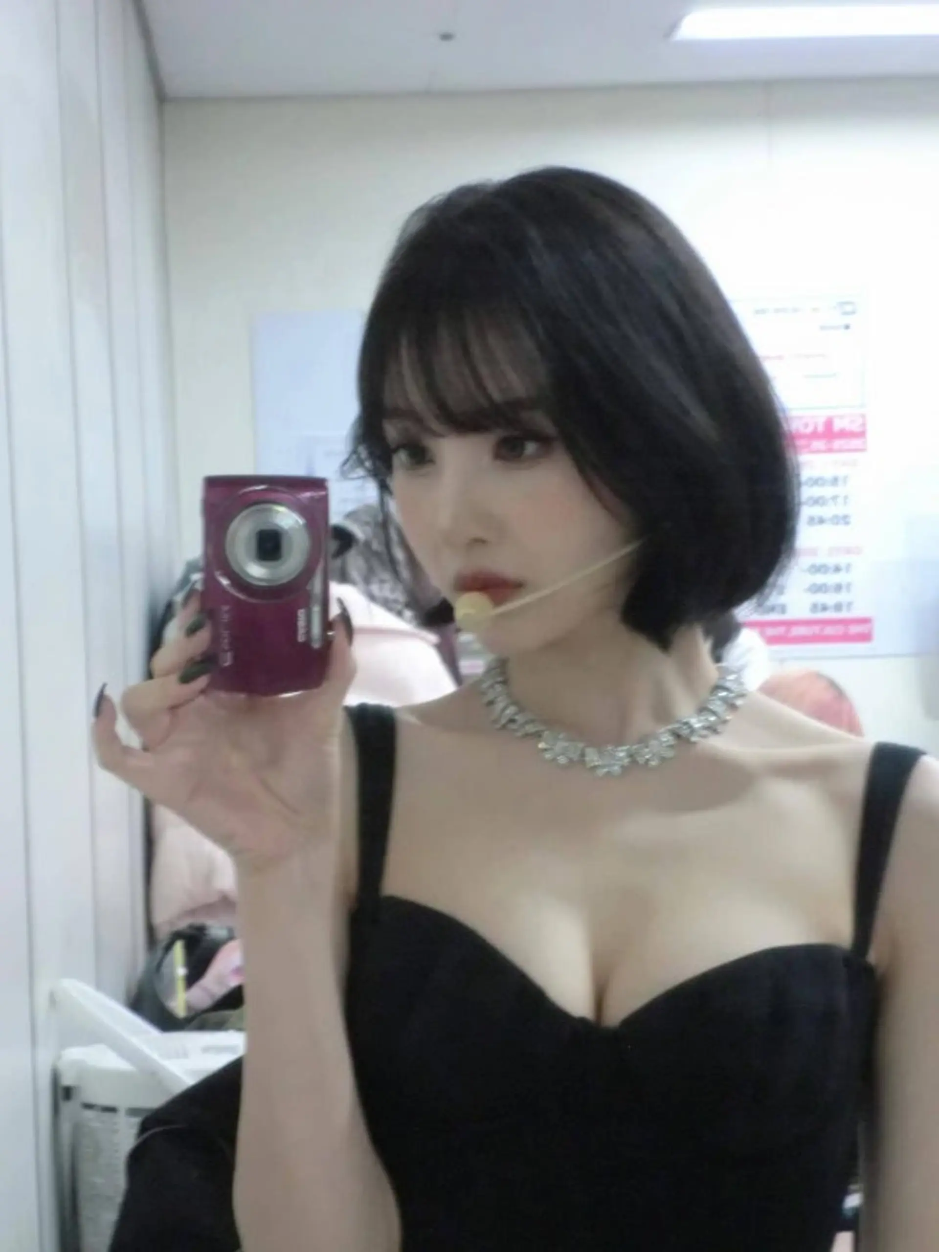 레드벨벳 조이, 과즙미 지운 파격… 무대 뒤 압도적 글래머