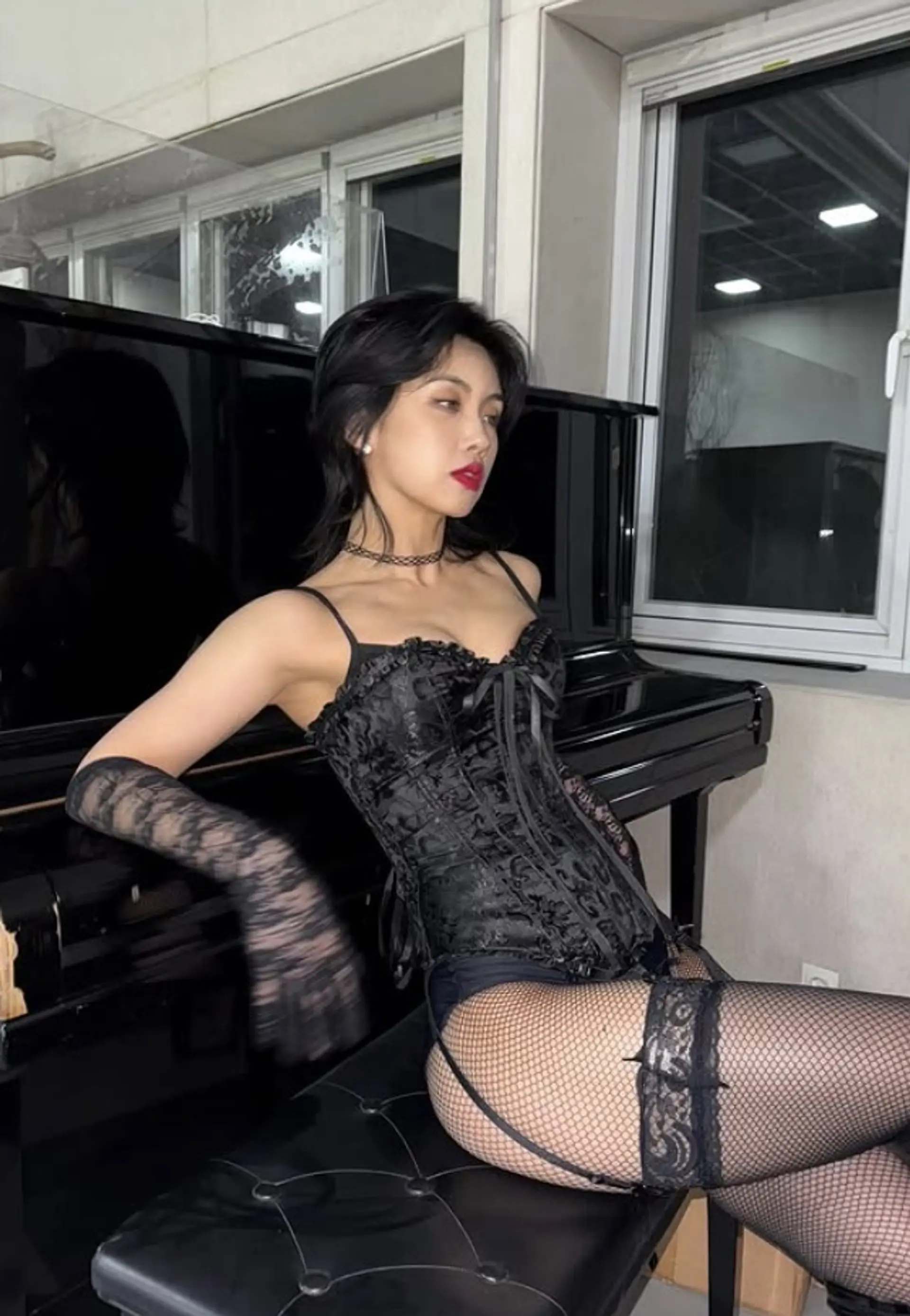 "자기야 옷 입어"…아이키, 파격 망사 란제리룩 '아찔'