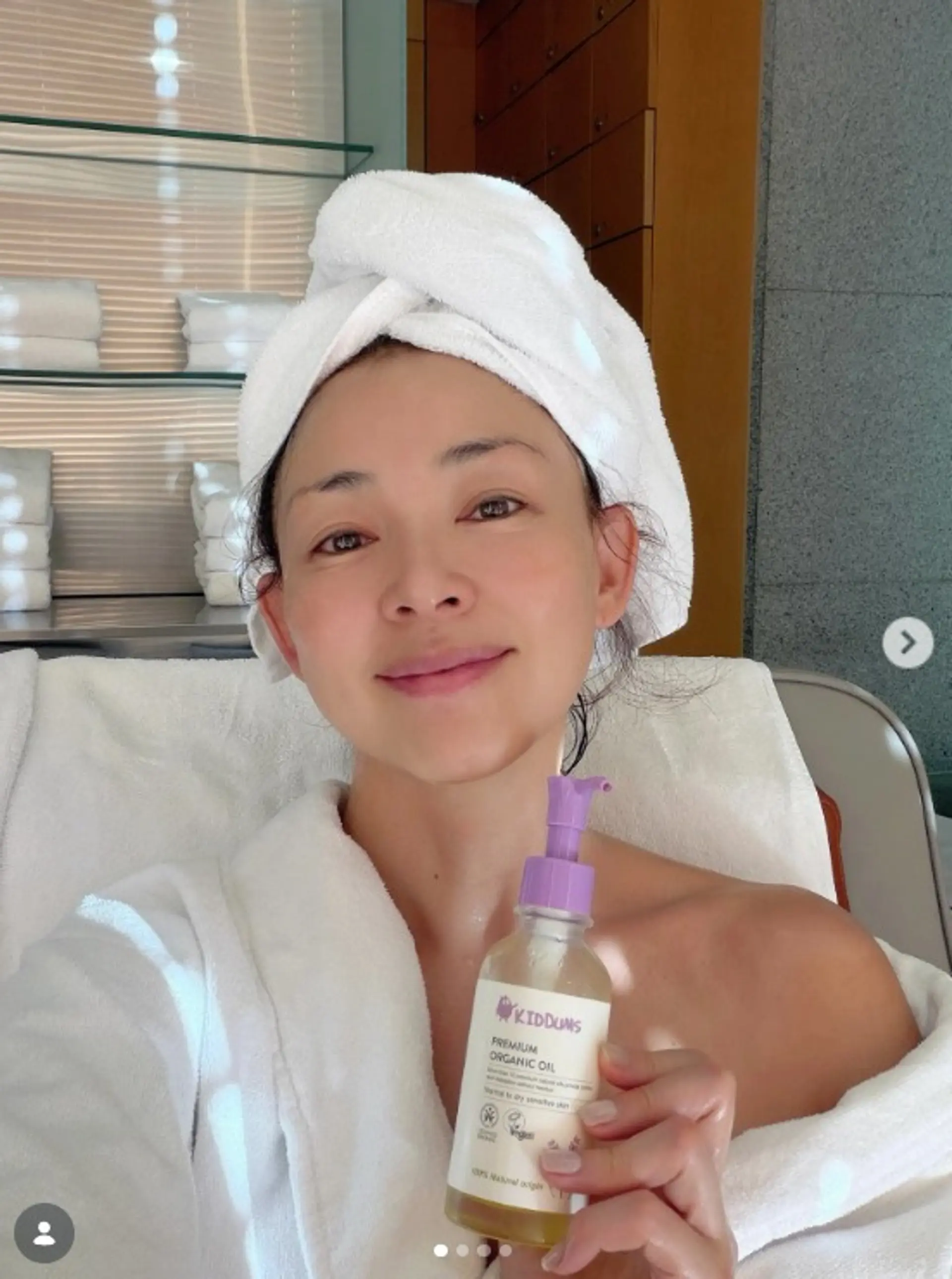 야노 시호, 샤워 가운 사이 드러난 각선미… "40대 믿기 힘든 완벽 몸매"