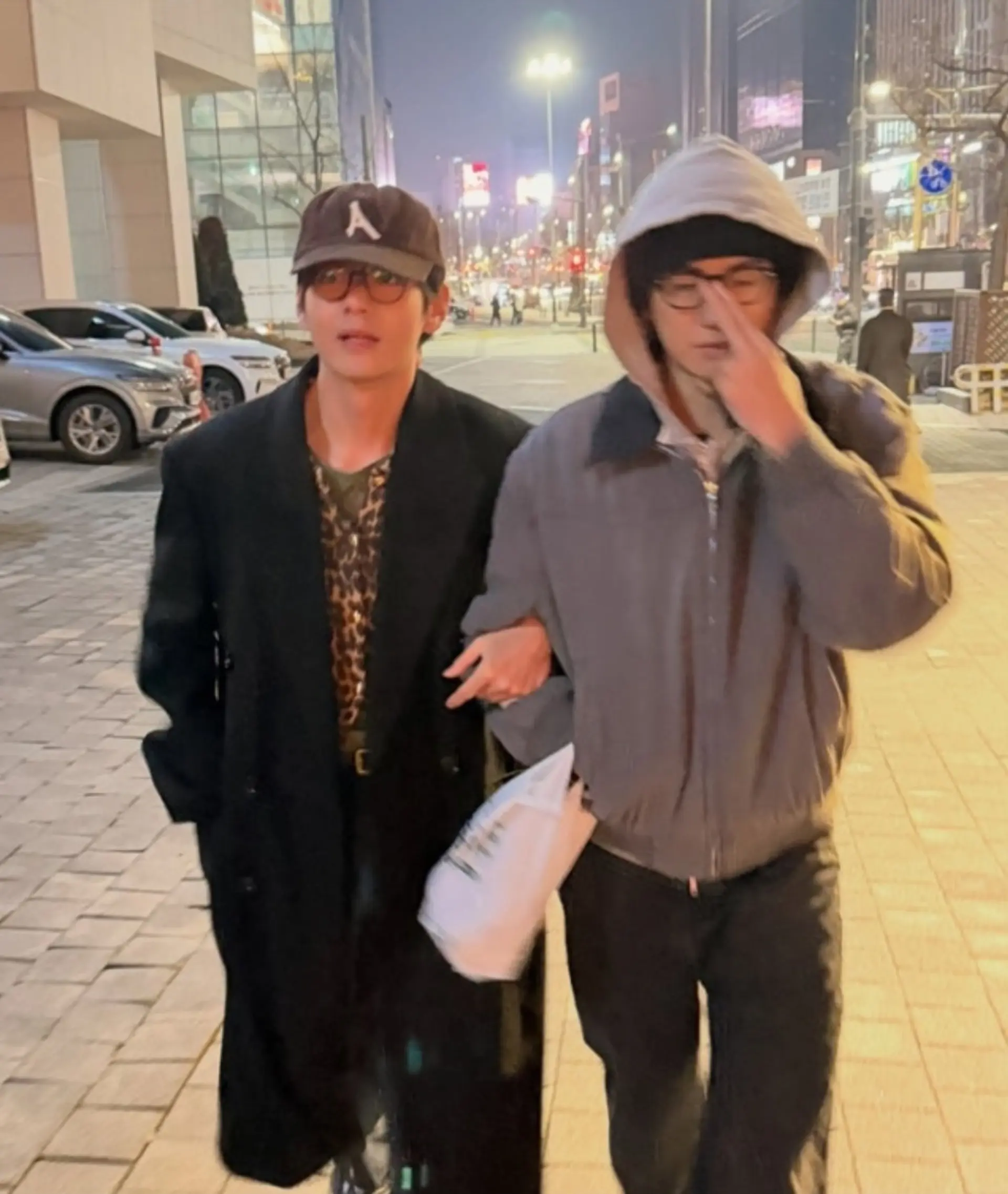 BTS 뷔, 붕어빵 물고 박형식과 겨울 산책…"음악나이 82세?"