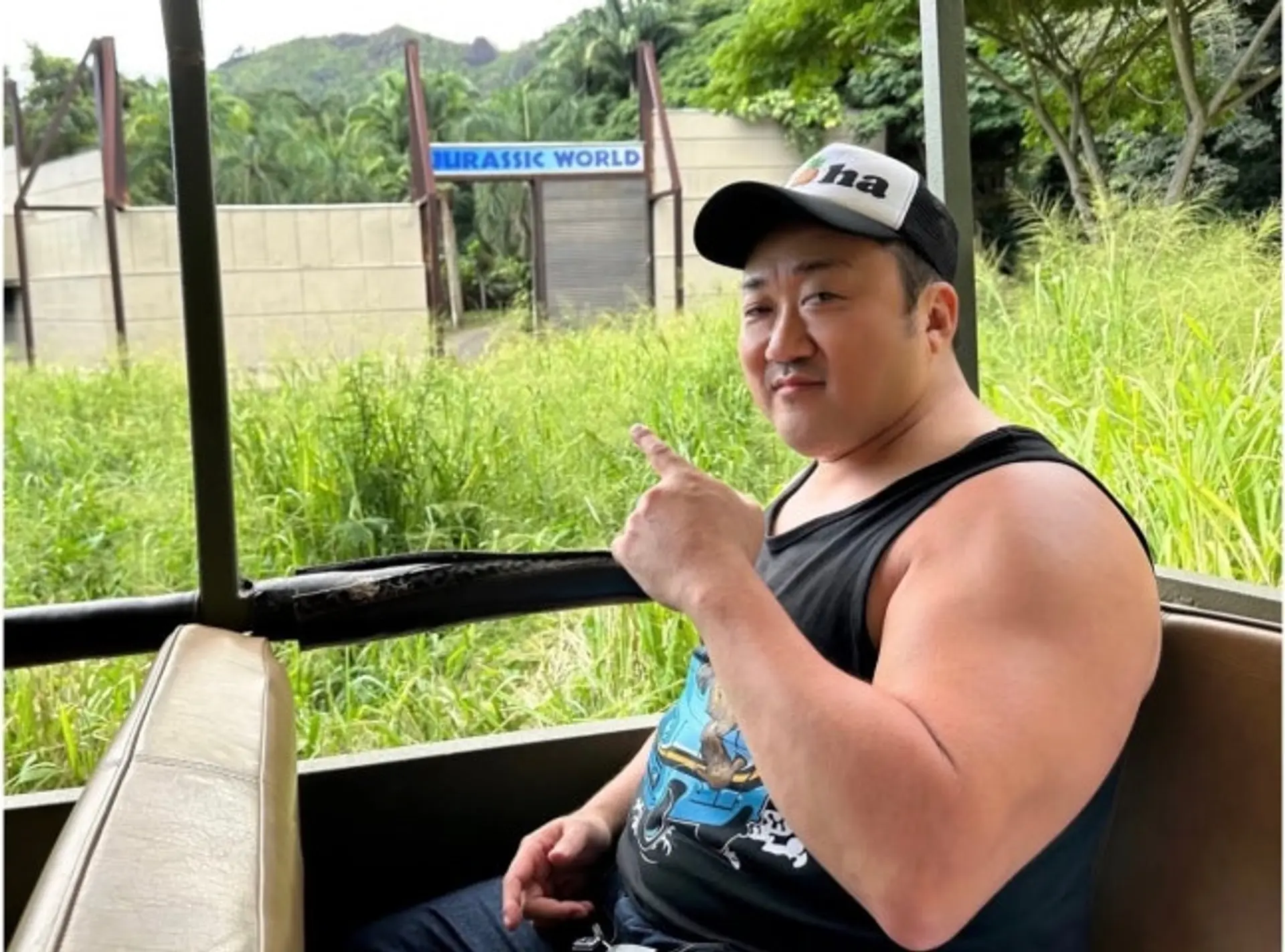 마동석, 쥬라기 월드 로고 앞 '괴물 팔뚝'…해외 촬영장 포착
