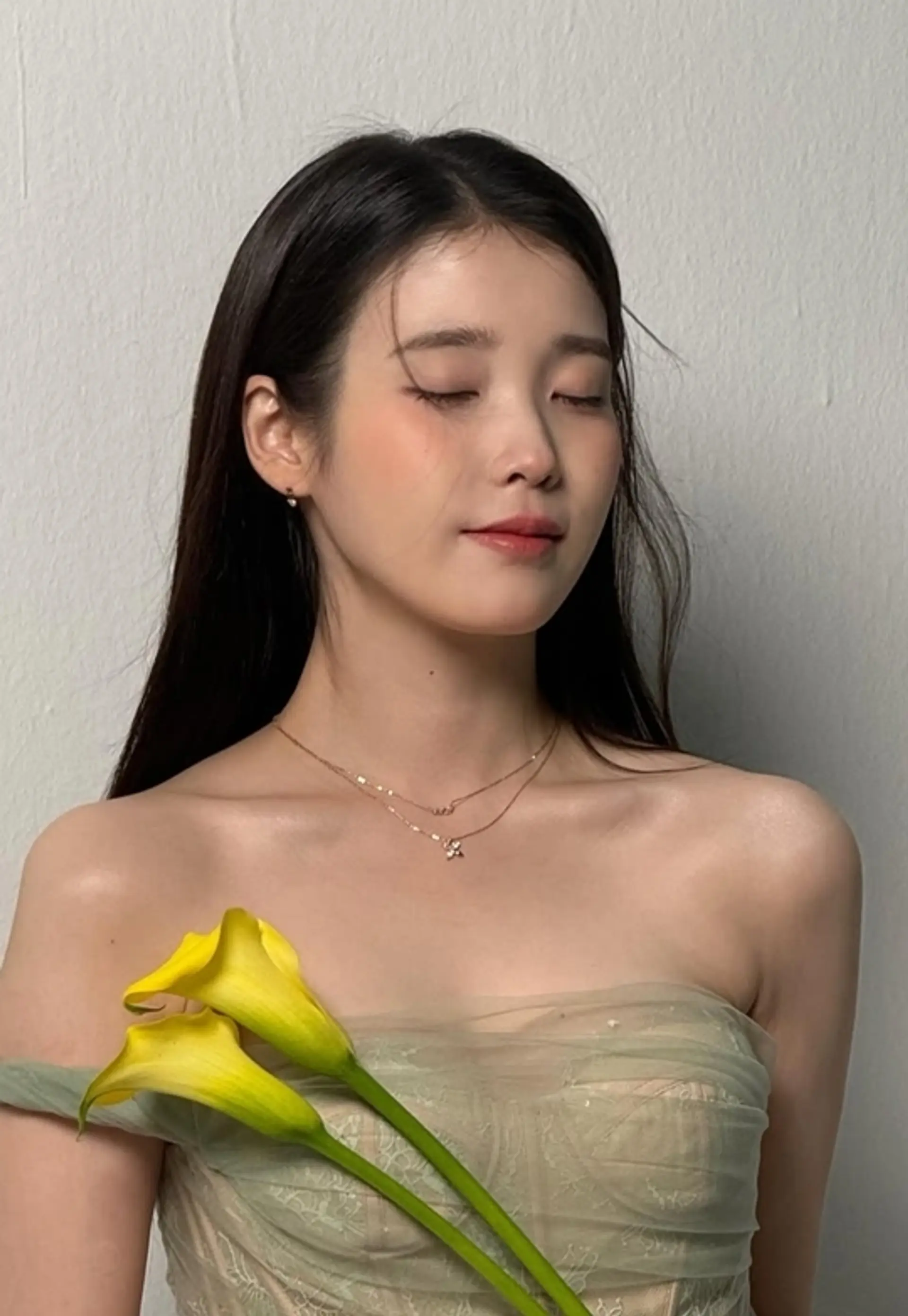 아이유, 순백의 드레스 자태… 녹음실 포착에 '가수 컴백' 기대감