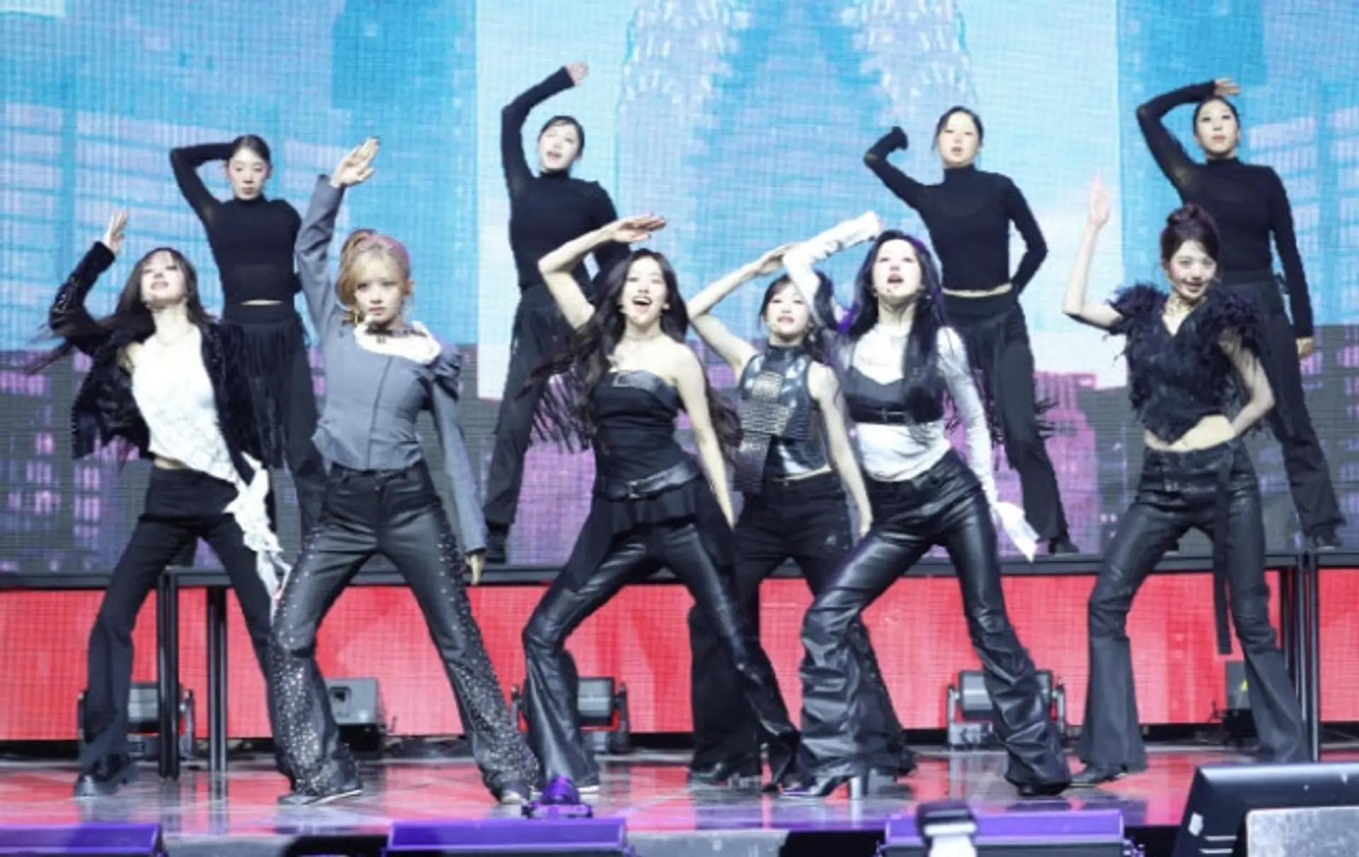 "전원 성인" 아이브, '블랙홀'로 증명할 파격 2막