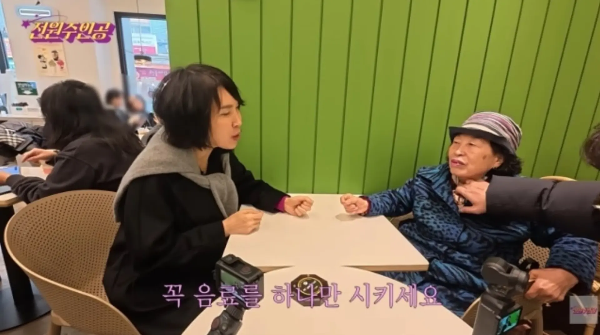 '400 Million Asset Holder' Jeon Won-ju Ordered One Drink at a Cafe and Used a Paper Cup... Controversy Over Public Disturbance