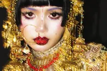 BLACKPINK的Lisa为万圣节公开‘Jibaro’惊艳角色扮演…从头到脚完美再现‘黄金装饰’