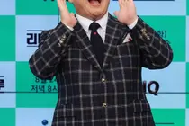 Yoon Jung-soo's Wedding Sees Park Soo-hong's Absence, Sparking 'Conflict Rumors' Again... Yoon Jung-soo Clarifies, 