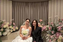 蒂亚拉的孝敏与丈夫一起祝贺含恩静的婚礼...公开“温暖的西装合影”展现不变的友谊