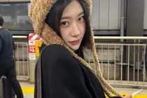 ITZY的彩玲在日本地铁站展示独特时尚... 毛帽造型散发‘可爱魅力’