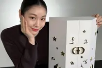 金妍儿，凭借‘全背’发型极致优雅...以独特的视觉传达“节日快乐”问候