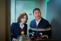 河正宇执导的电影《楼上的人们》，突破40万观众... 超越《罗比》的记录，预示着票房双丰收