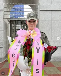 NCT Taeyong Discharged from Navy Before Service Completion... Returns to Fans with a Deep Bow to His Mother