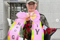 NCT 泰容 海军服役满期退役... 向母亲行大礼后回归粉丝身边