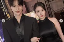 IU·边宇锡，时尚黑色情侣装公开……新剧《21世纪大军夫人》期待感高涨