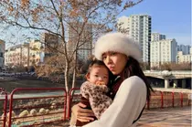 孙丹妃与女儿幸福散步近况公开… 像妈妈一样可爱的微笑引发热议