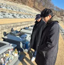 윤희석, 고 이선균 묘비 앞 서서 전한 그리움… 