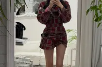 文佳英，穿着格子连衣裙展现极致美腿……时尚镜子自拍引发热议