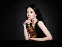 겔랑, 글로벌 앰버서더 송혜교와 함께한 아이코닉 '비보틀' 캠페인 공개